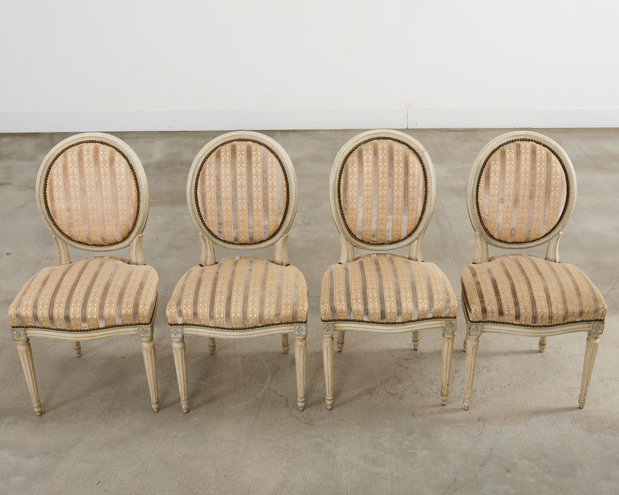 Français Ensemble de quatre chaises de salle à manger peintes de style Louis XVI en vente