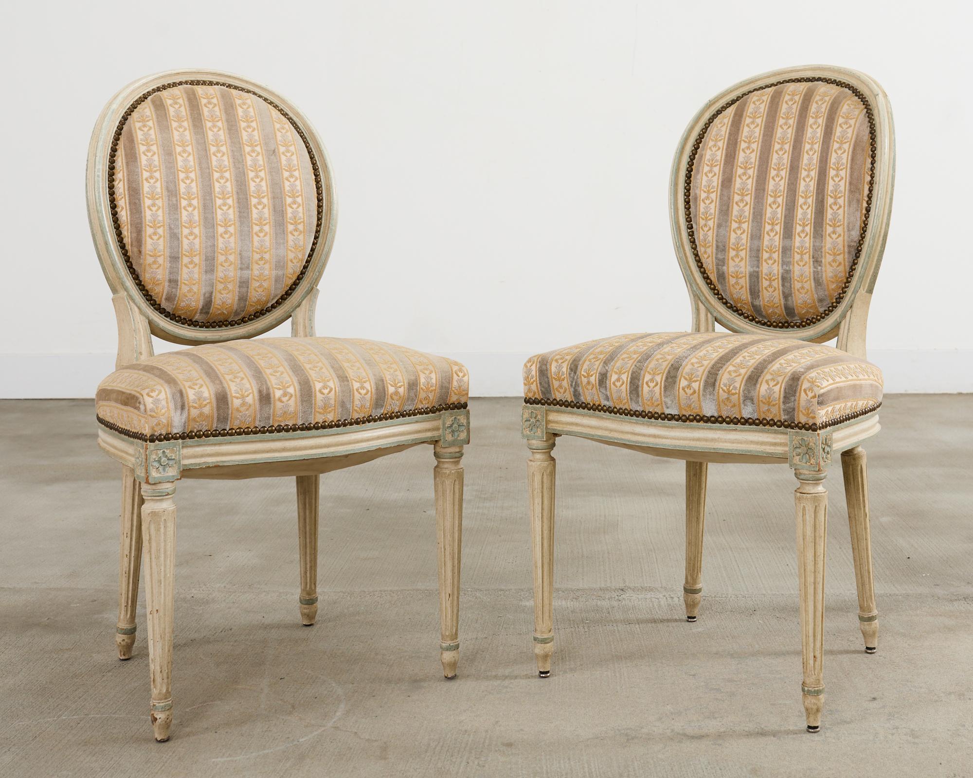 Peint Ensemble de quatre chaises de salle à manger peintes de style Louis XVI en vente