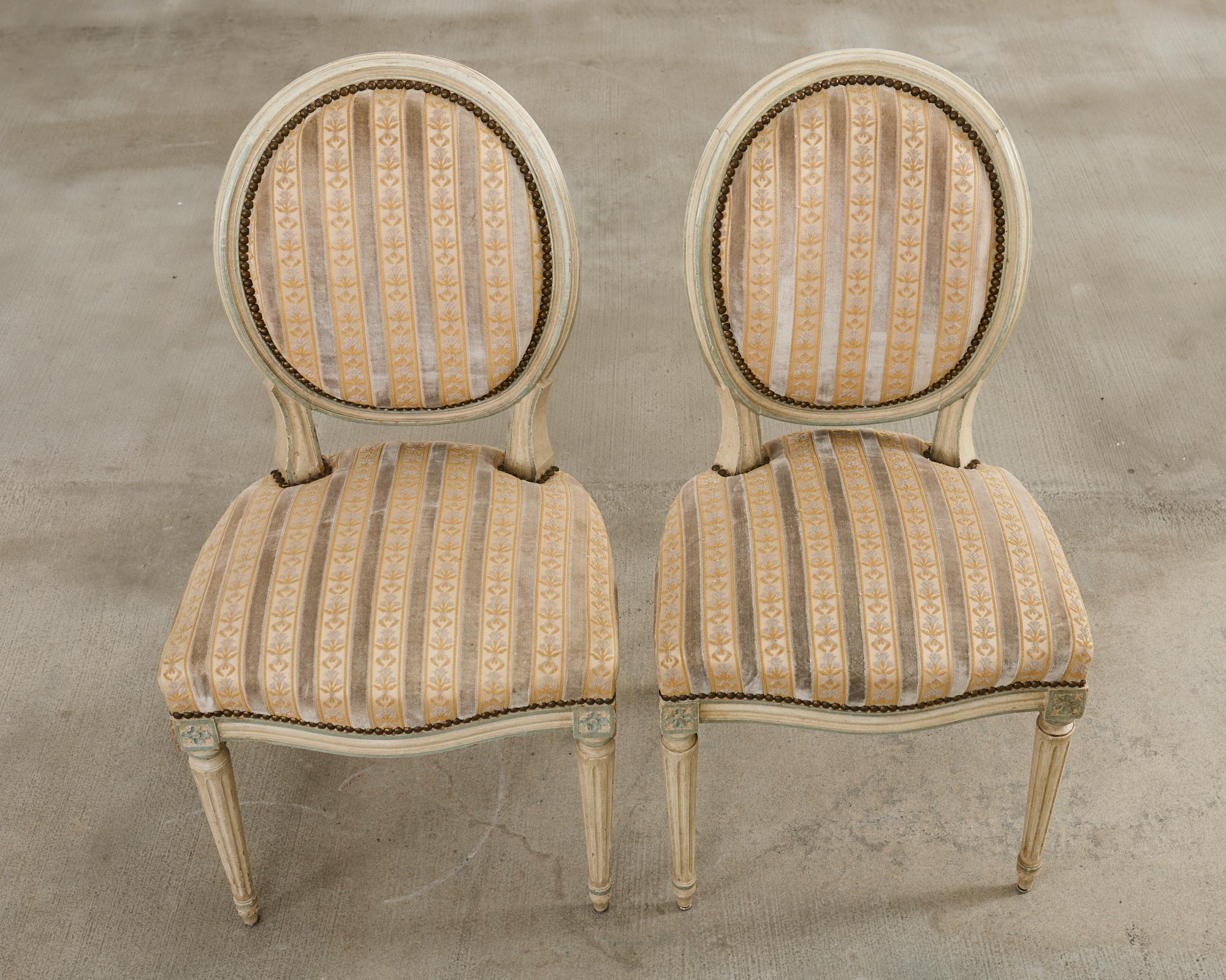 Ensemble de quatre chaises de salle à manger peintes de style Louis XVI Bon état - En vente à Rio Vista, CA