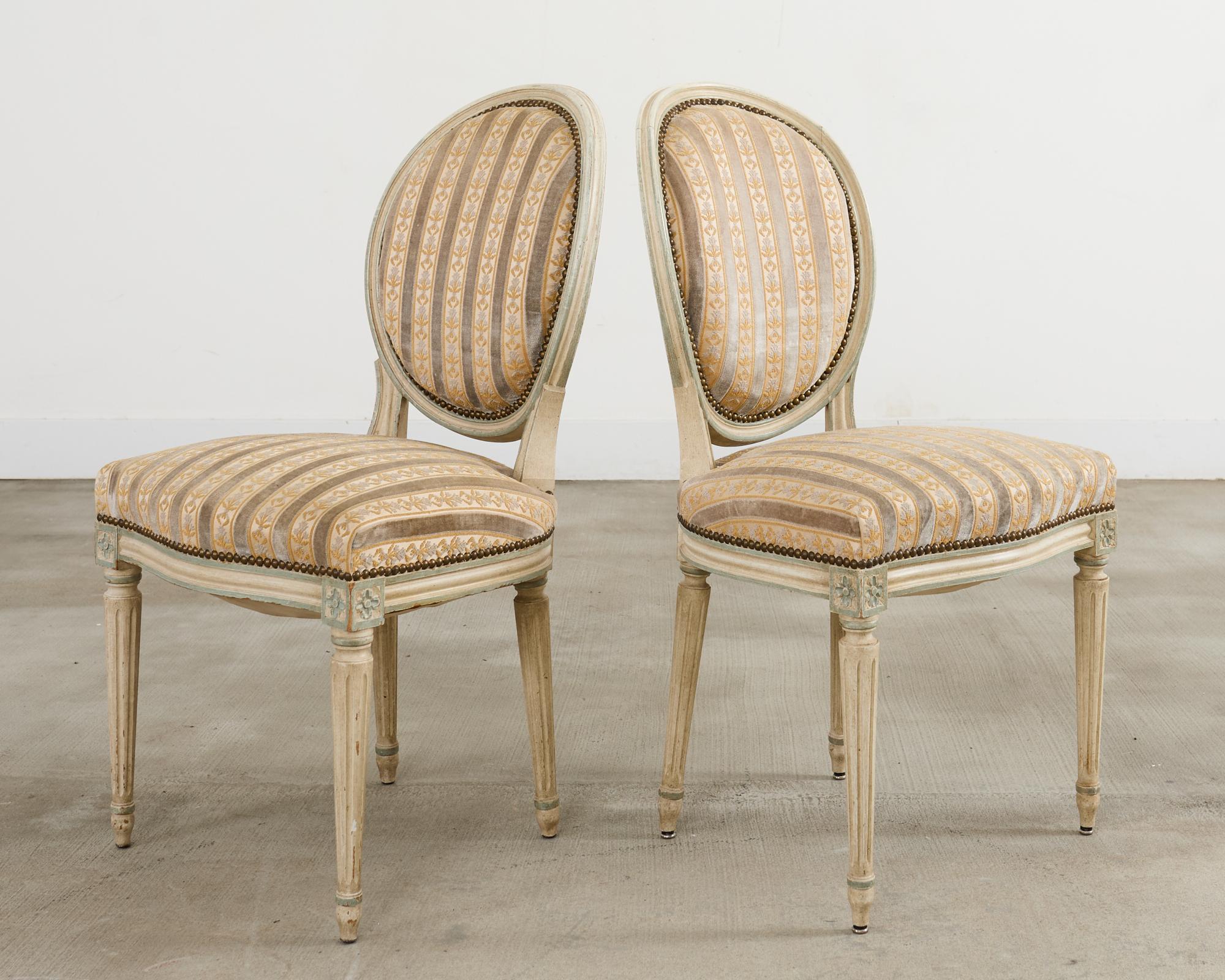 20ième siècle Ensemble de quatre chaises de salle à manger peintes de style Louis XVI en vente