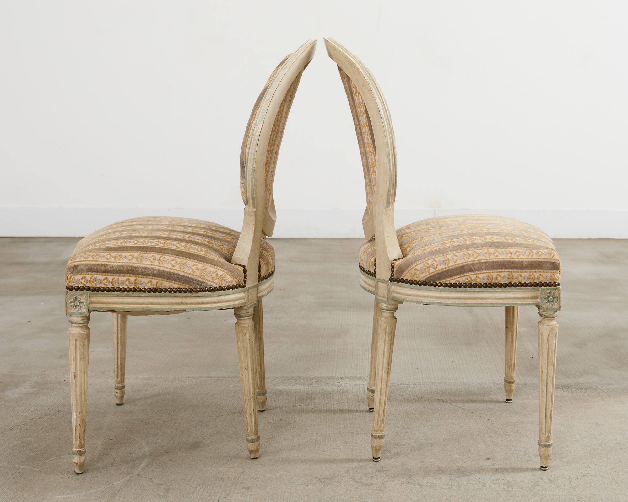 Laiton Ensemble de quatre chaises de salle à manger peintes de style Louis XVI en vente