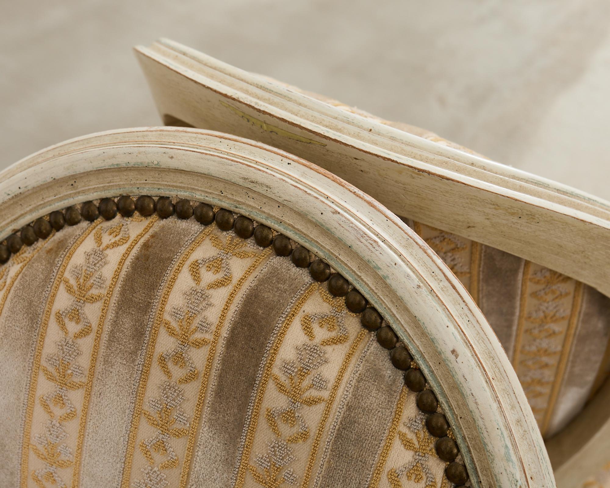 Ensemble de quatre chaises de salle à manger peintes de style Louis XVI en vente 1