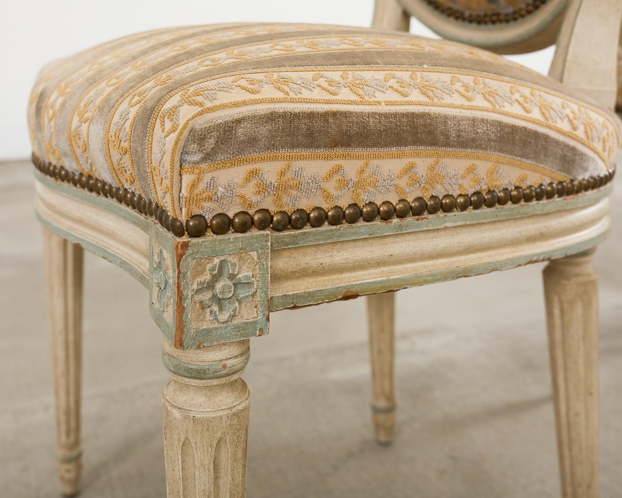 Ensemble de quatre chaises de salle à manger peintes de style Louis XVI en vente 2