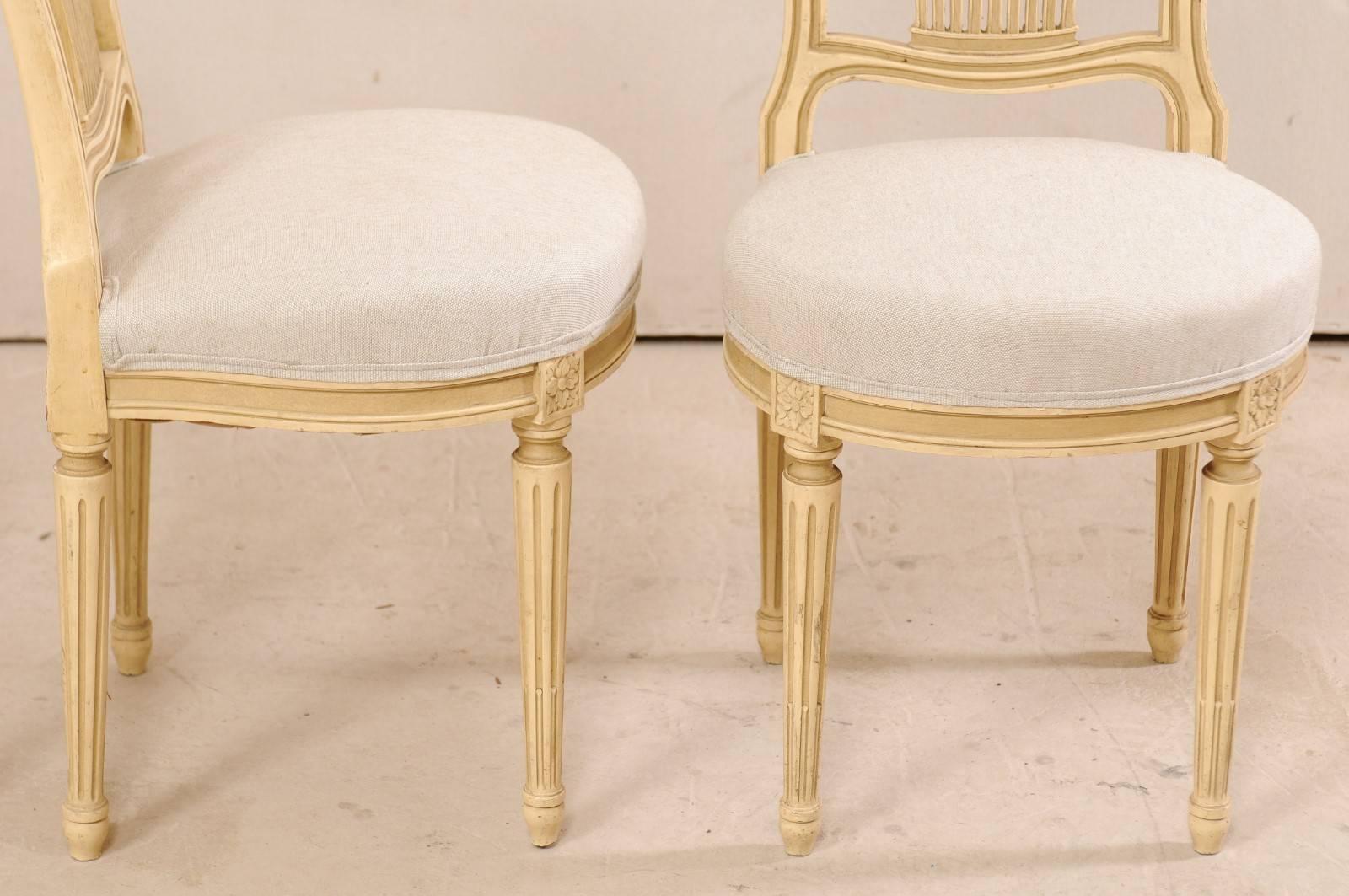 Set of Four French Louis XVI Style Painted Wood Balloon-Back Chairs (Geschnitzt)