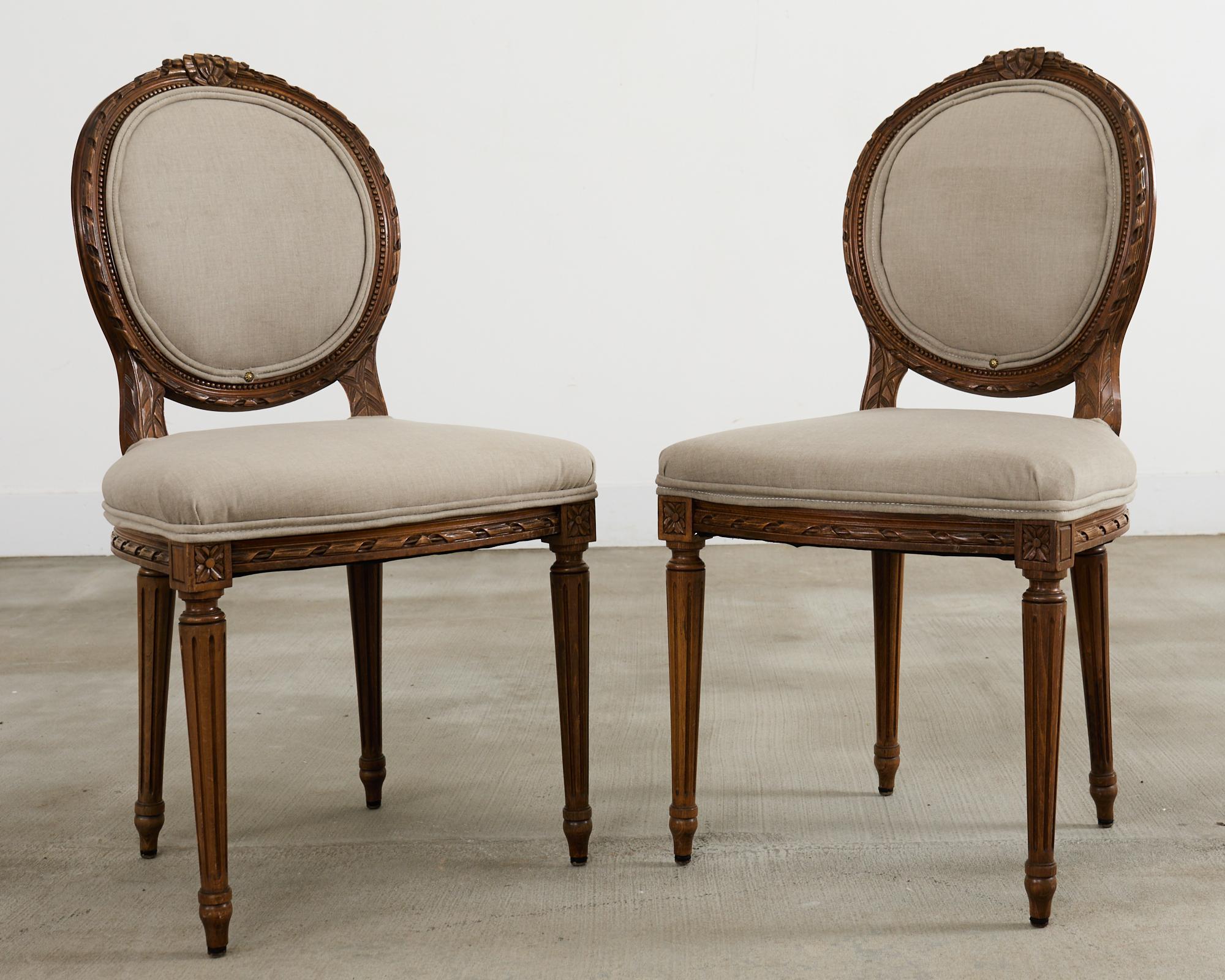 Ensemble de quatre chaises de salle à manger en noyer de style Louis XVI en vente 3