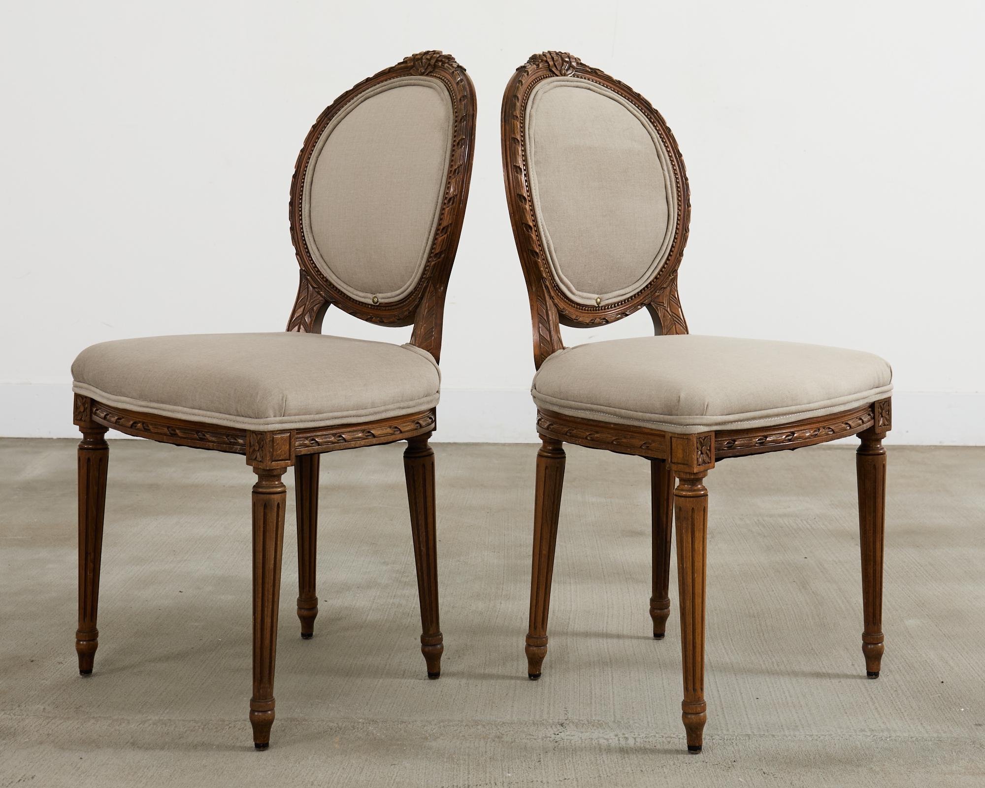 Ensemble de quatre chaises de salle à manger en noyer de style Louis XVI en vente 4