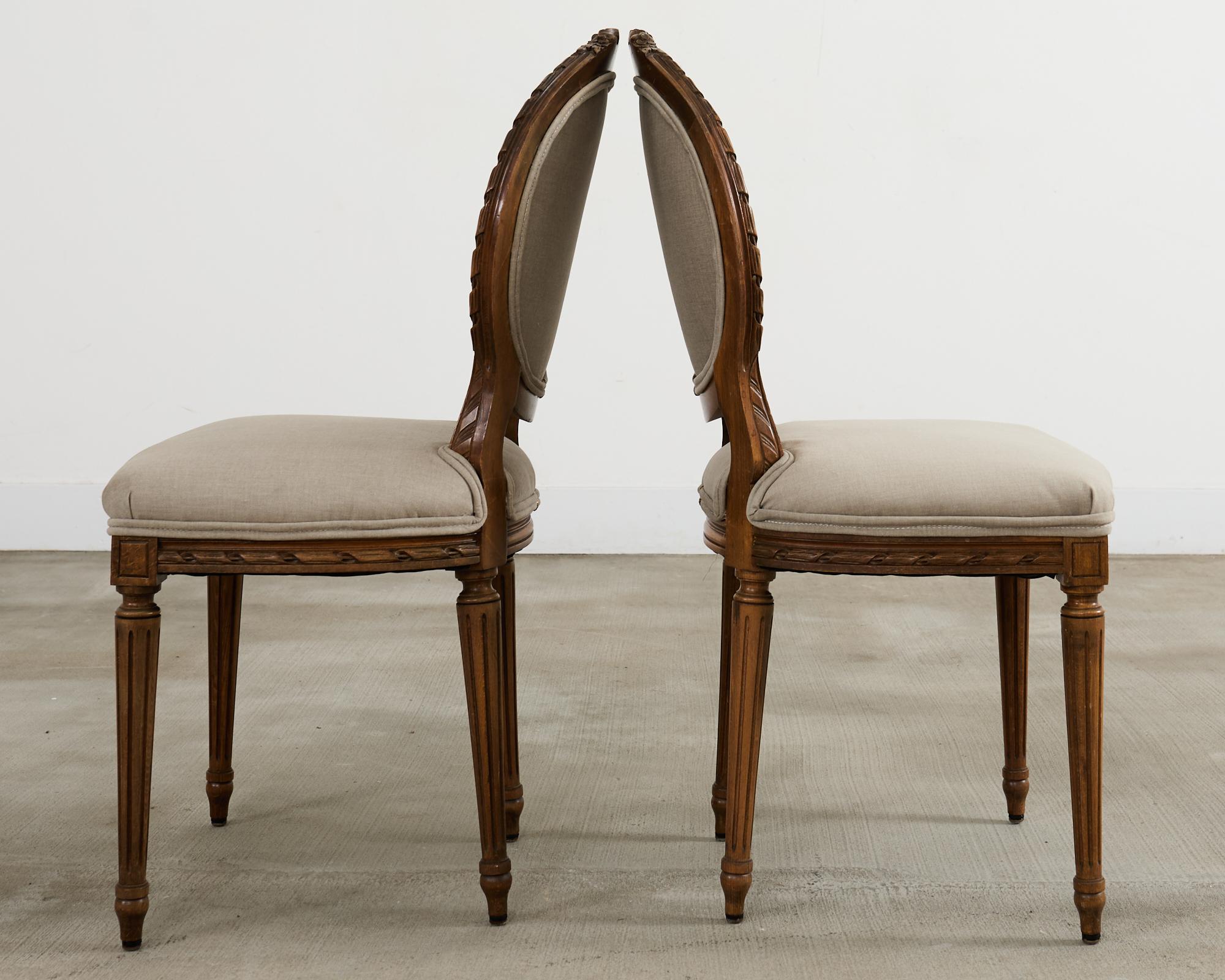 Ensemble de quatre chaises de salle à manger en noyer de style Louis XVI en vente 6