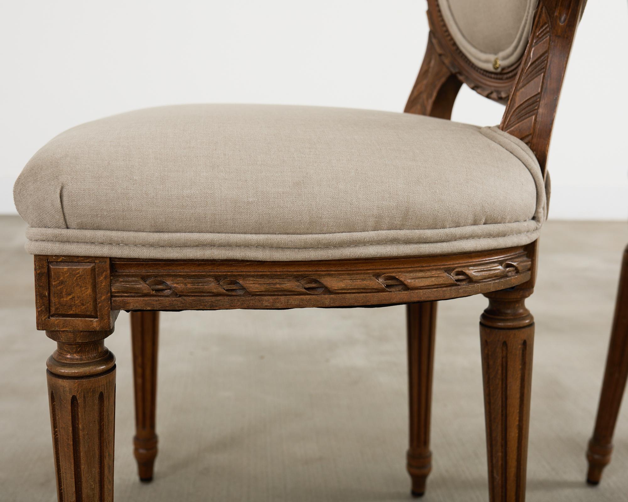 Ensemble de quatre chaises de salle à manger en noyer de style Louis XVI en vente 7