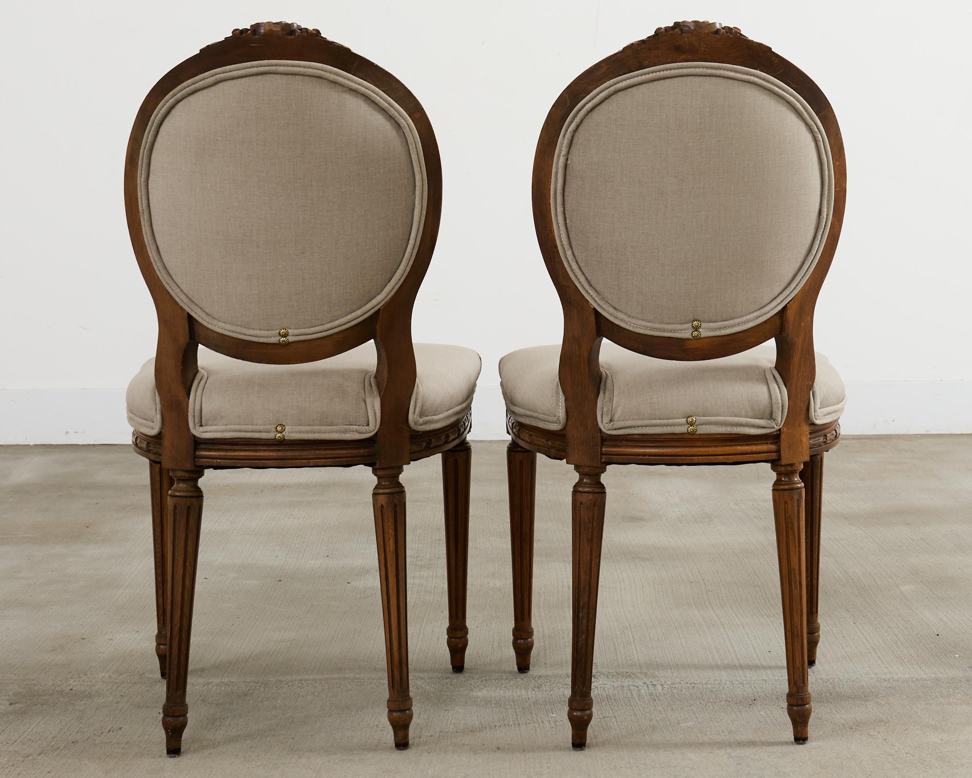 Ensemble de quatre chaises de salle à manger en noyer de style Louis XVI en vente 9