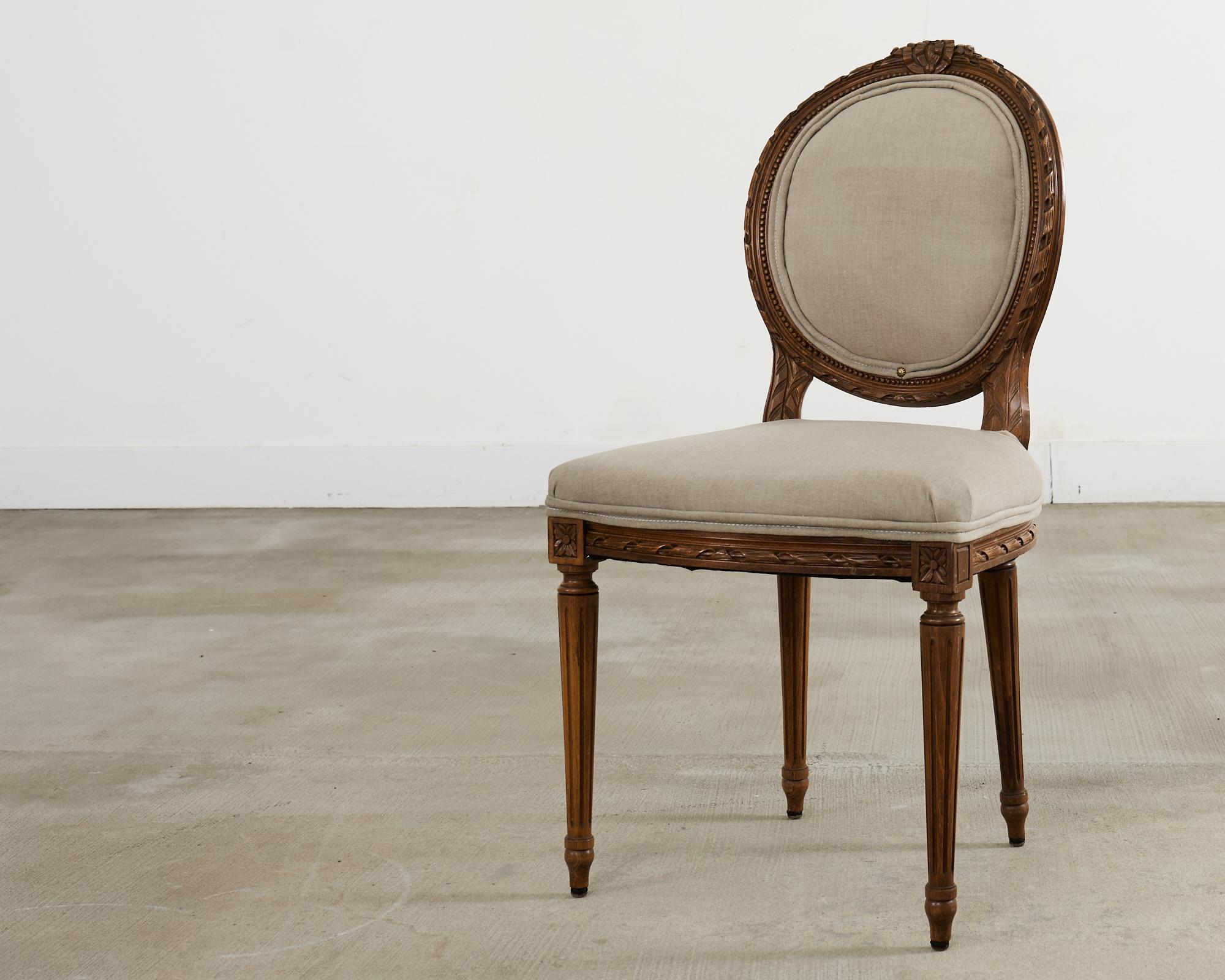 Ensemble de quatre chaises de salle à manger en noyer de style Louis XVI en vente 11