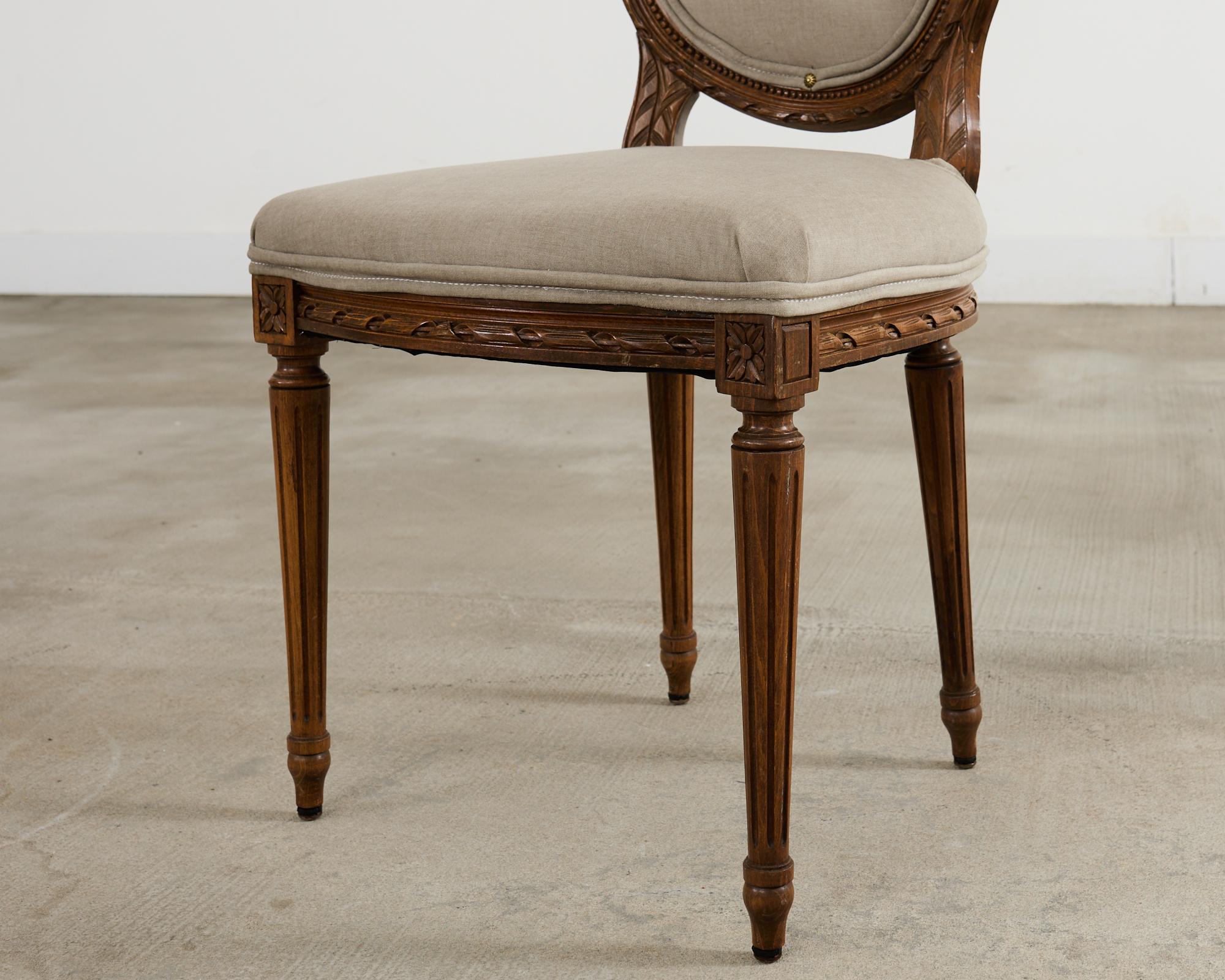 Ensemble de quatre chaises de salle à manger en noyer de style Louis XVI en vente 12