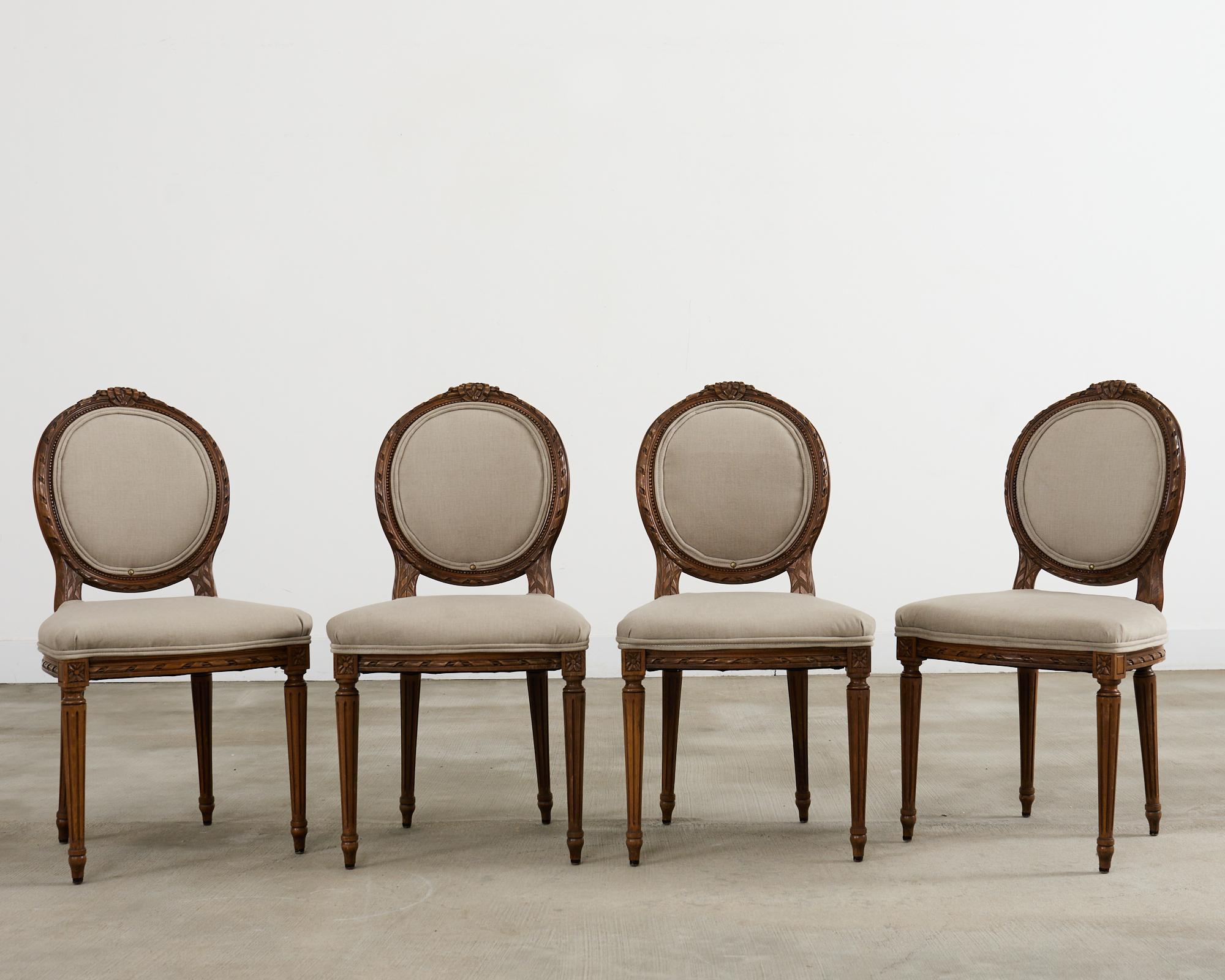Français Ensemble de quatre chaises de salle à manger en noyer de style Louis XVI en vente