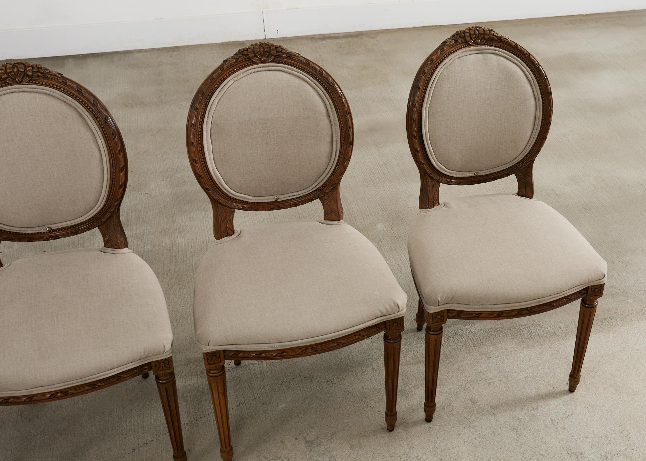 20ième siècle Ensemble de quatre chaises de salle à manger en noyer de style Louis XVI en vente