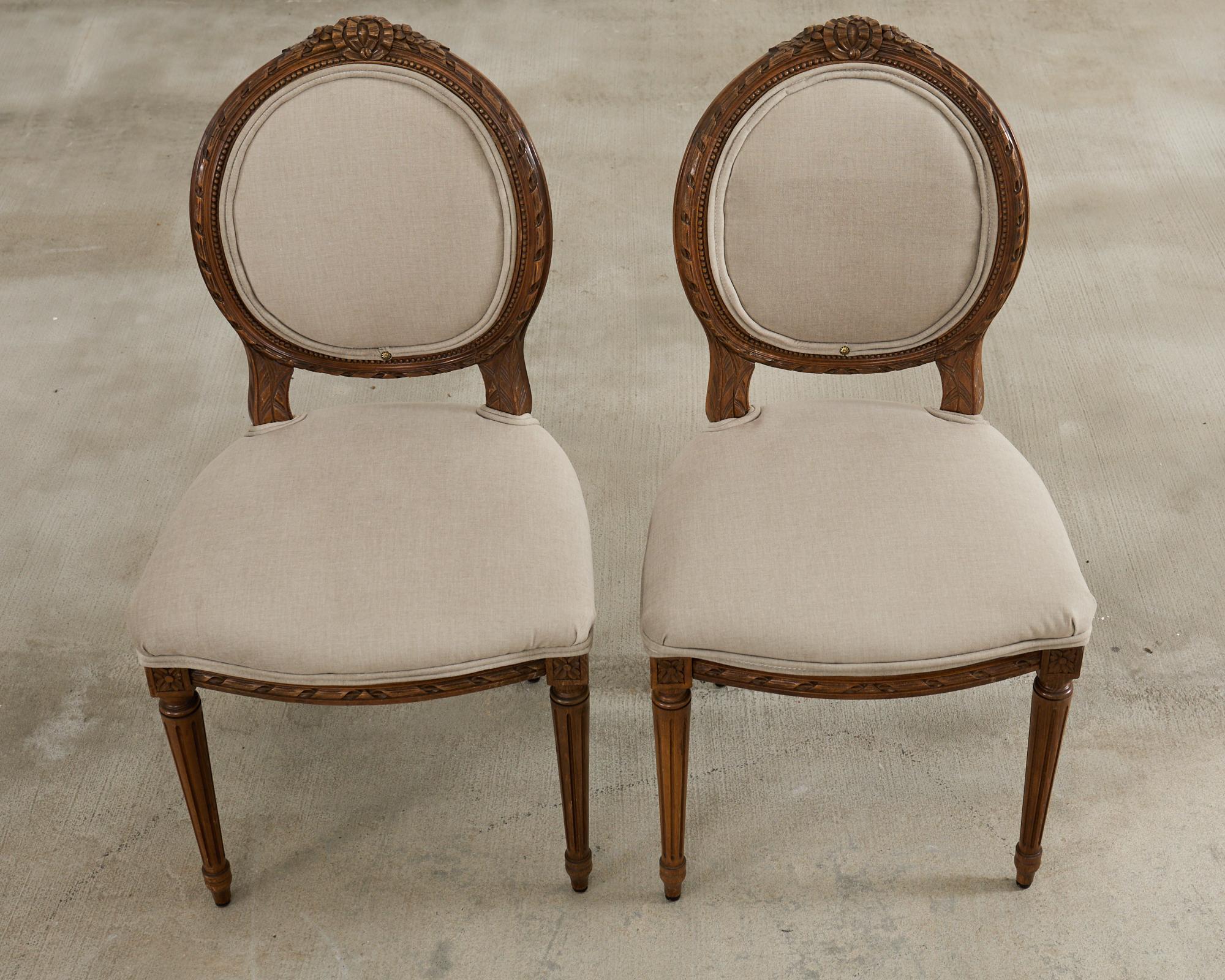 Ensemble de quatre chaises de salle à manger en noyer de style Louis XVI en vente 1
