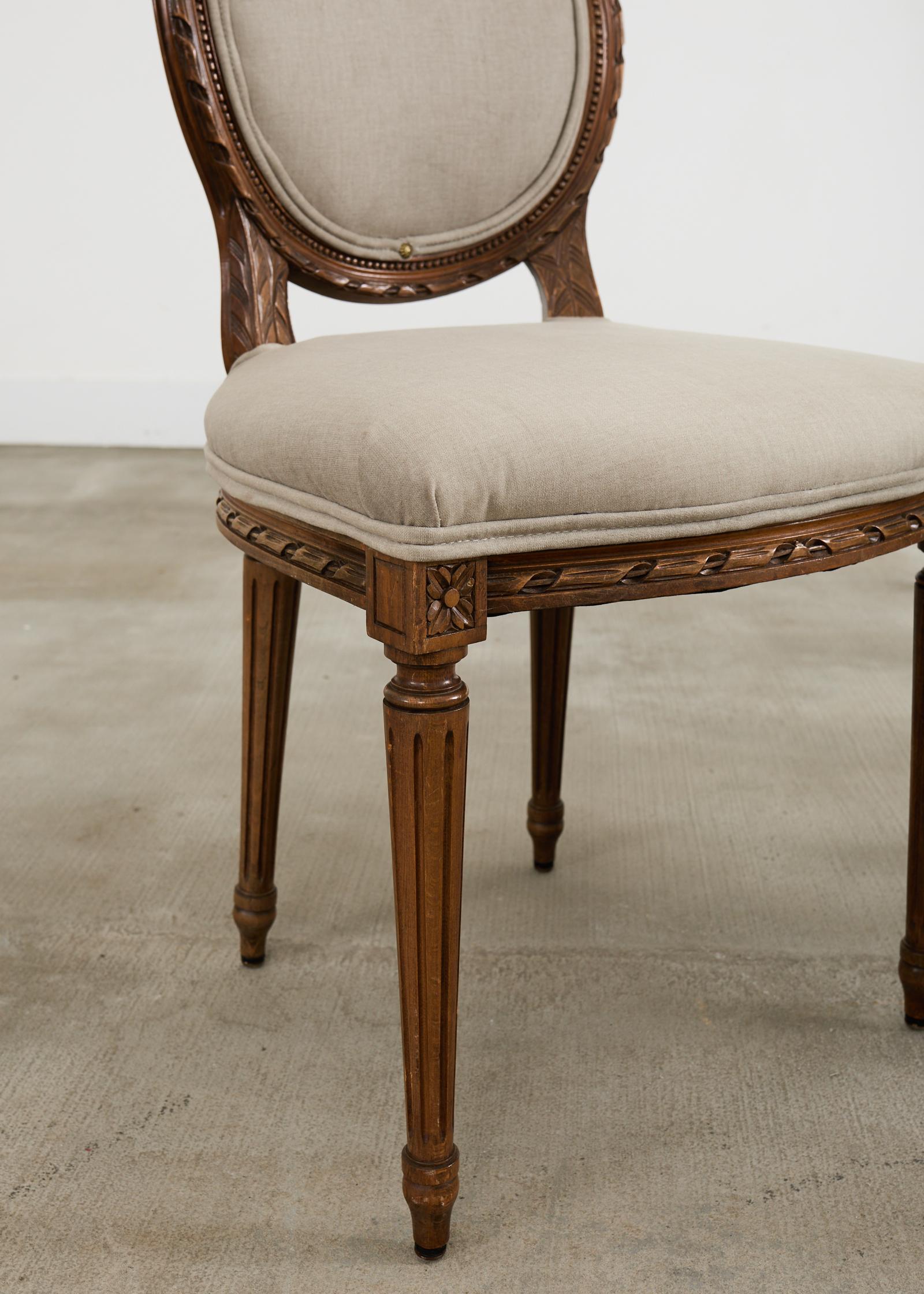 Ensemble de quatre chaises de salle à manger en noyer de style Louis XVI en vente 2