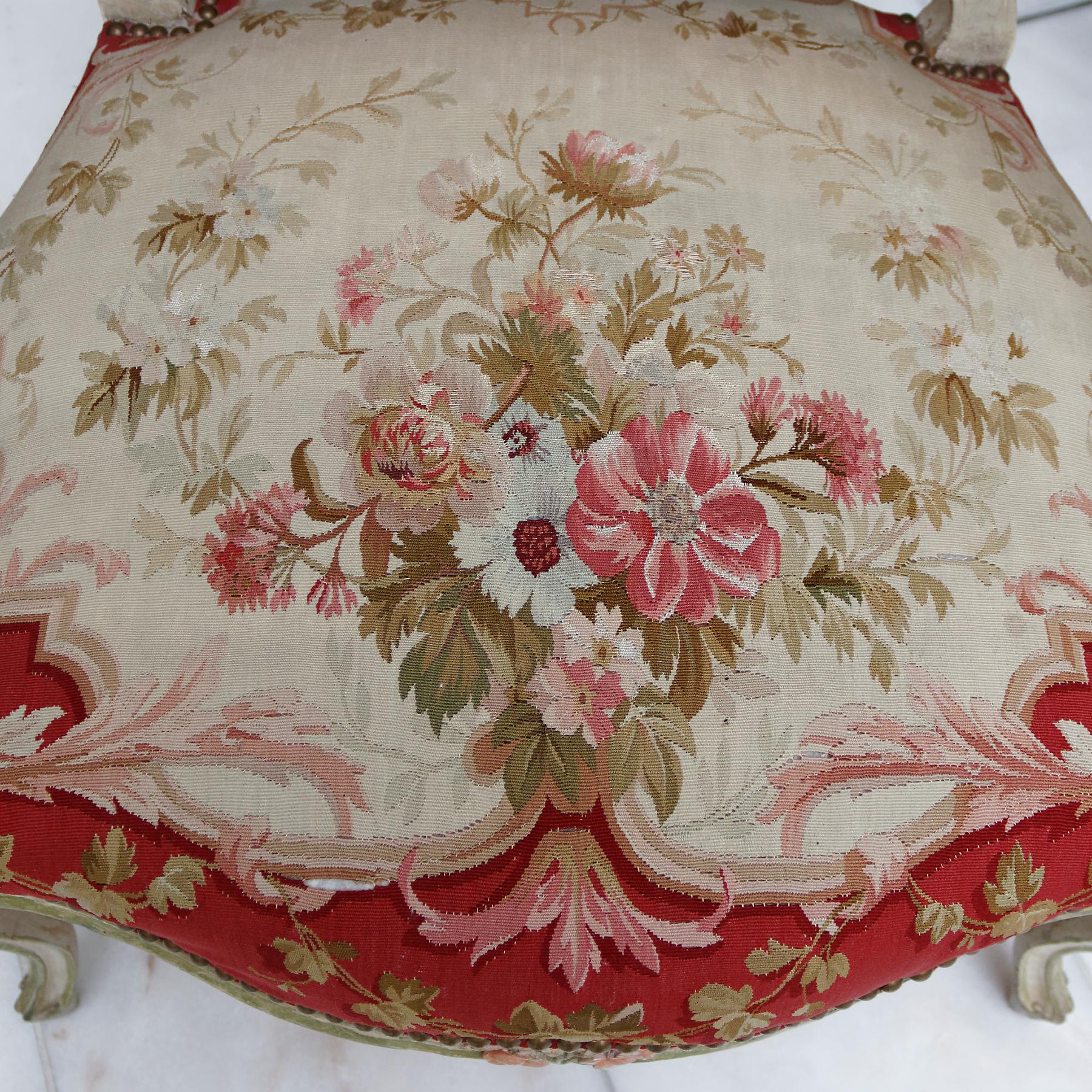 Tapisserie Ensemble de quatre fauteuils peints rococo Louis XV du milieu du XVIIIe siècle en vente