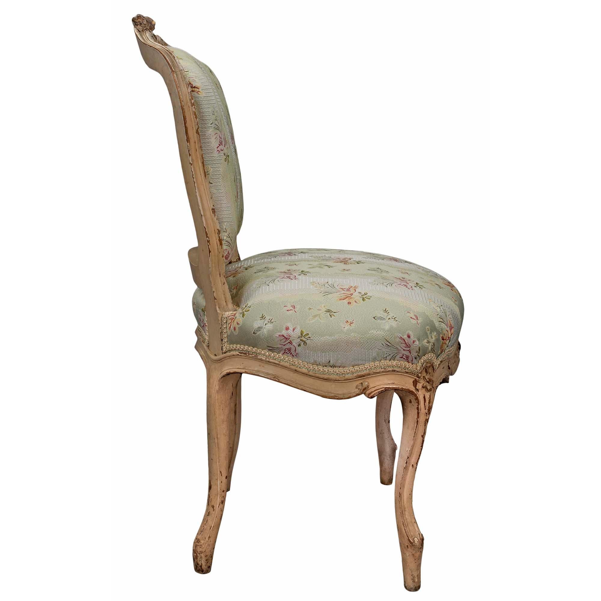 Patiné Ensemble de quatre chaises sculptées Louis XV du milieu du 19e siècle en vente