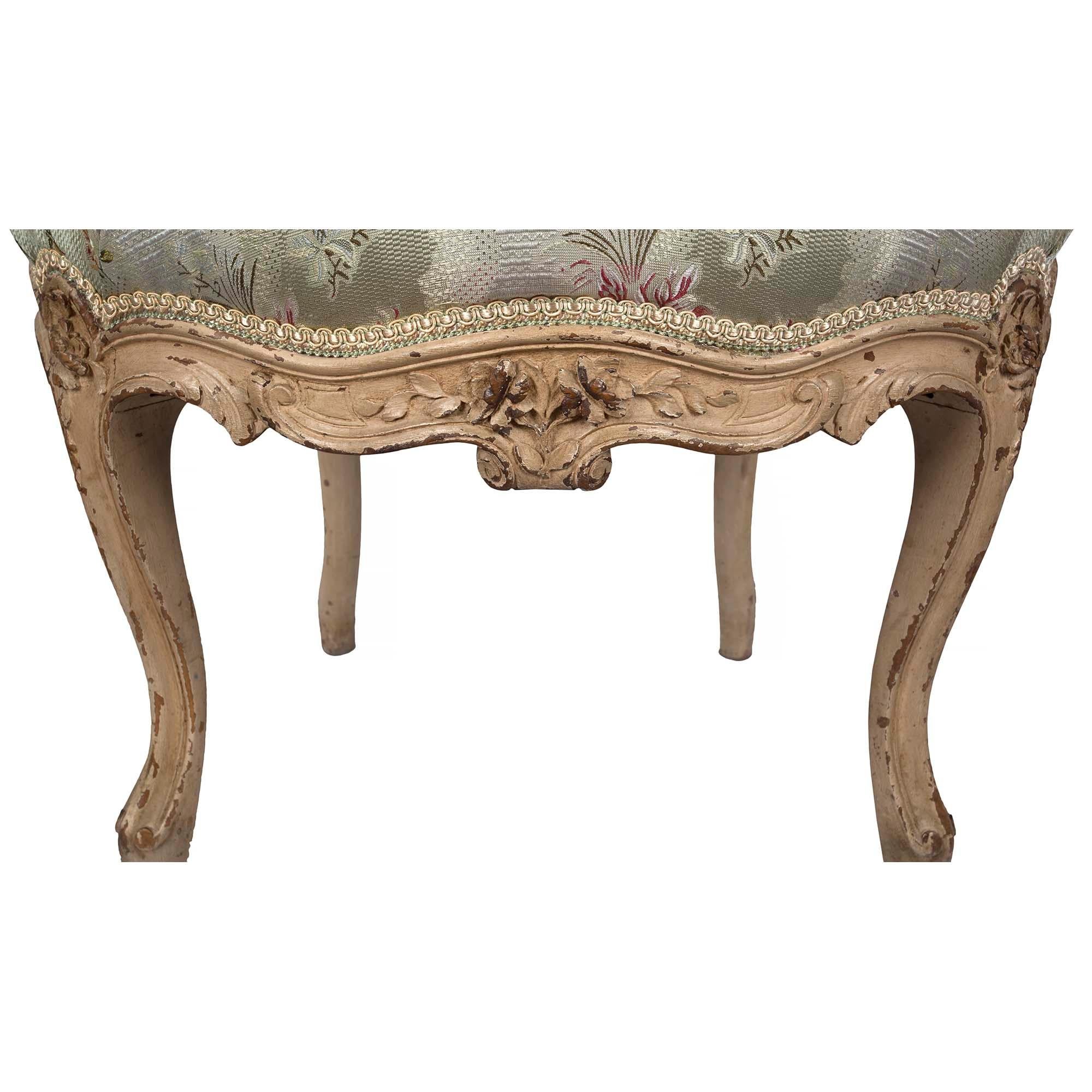 XIXe siècle Ensemble de quatre chaises sculptées Louis XV du milieu du 19e siècle en vente