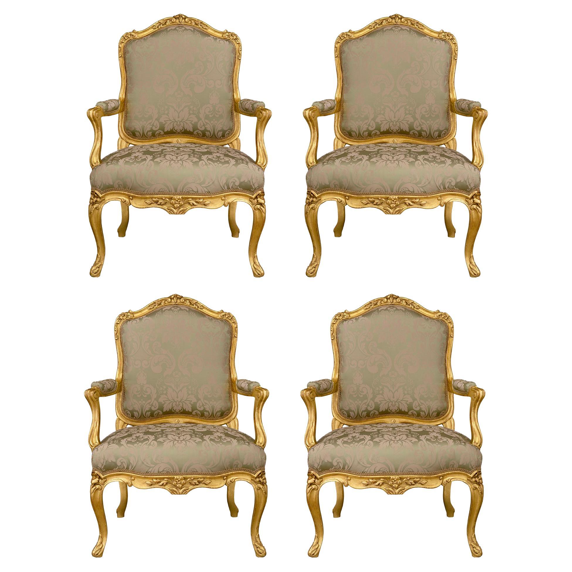 Ensemble de quatre fauteuils français en bois doré de style Louis XV du milieu du XIXe siècle
