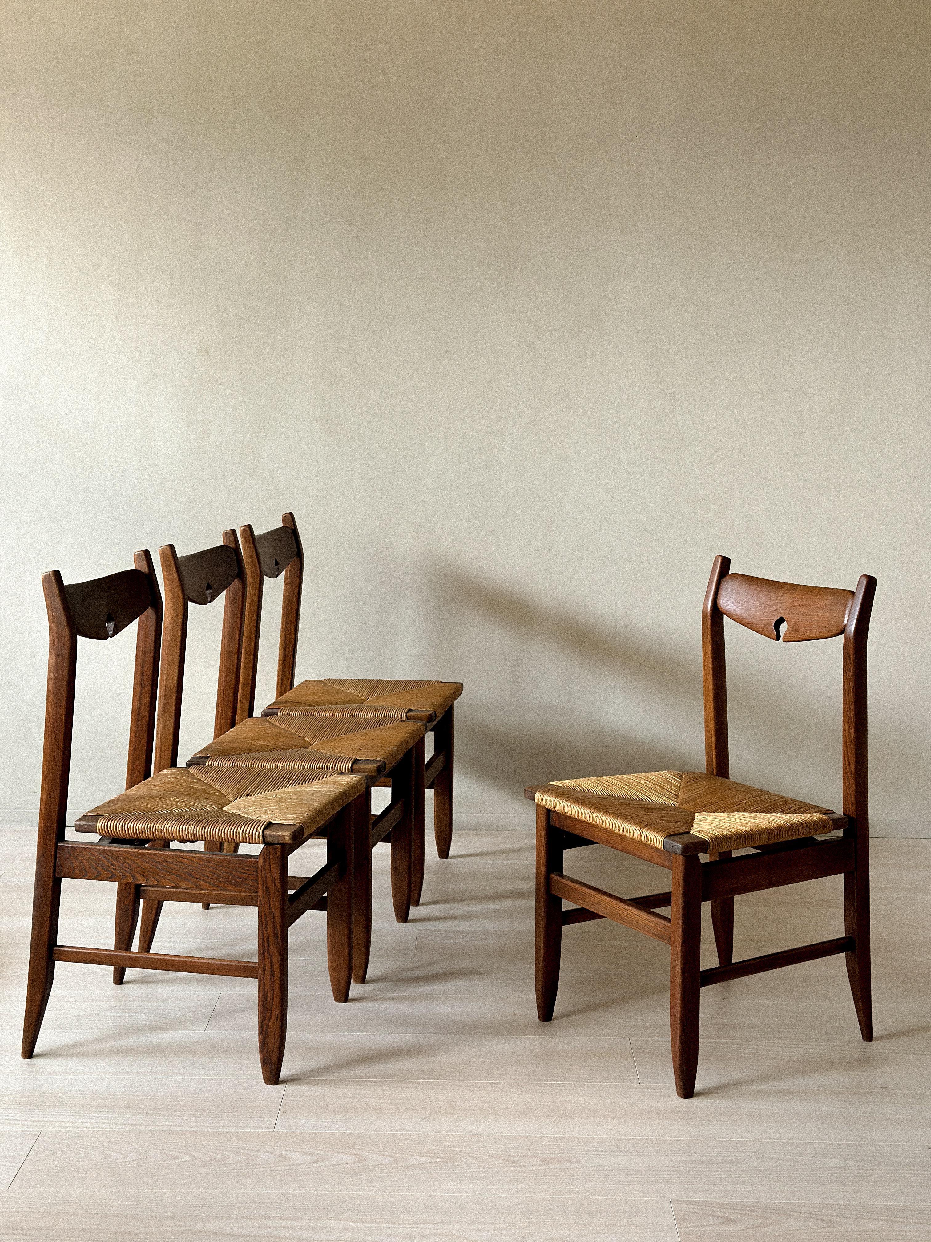 Set of Four Dining Chairs by Guillerme et Chambron for Votre Maison, France, 1960s

Oak frames with original handwoven rush seats. Wear consistent with age and use; rush shows some wear (see photos).