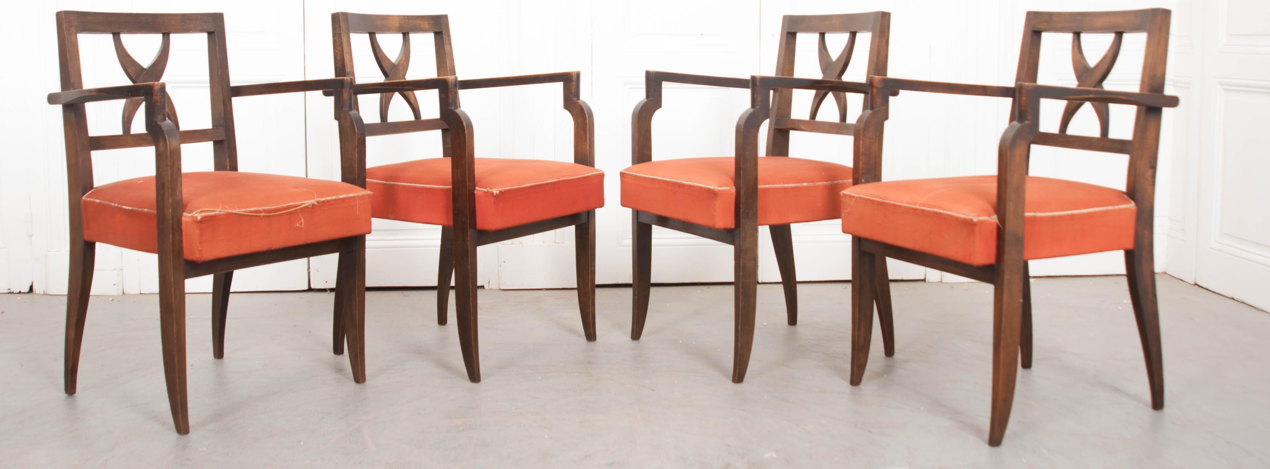 Satz von vier französischen Sesseln aus Nussbaumholz aus der Mitte des Jahrhunderts (Moderne der Mitte des Jahrhunderts) im Angebot
