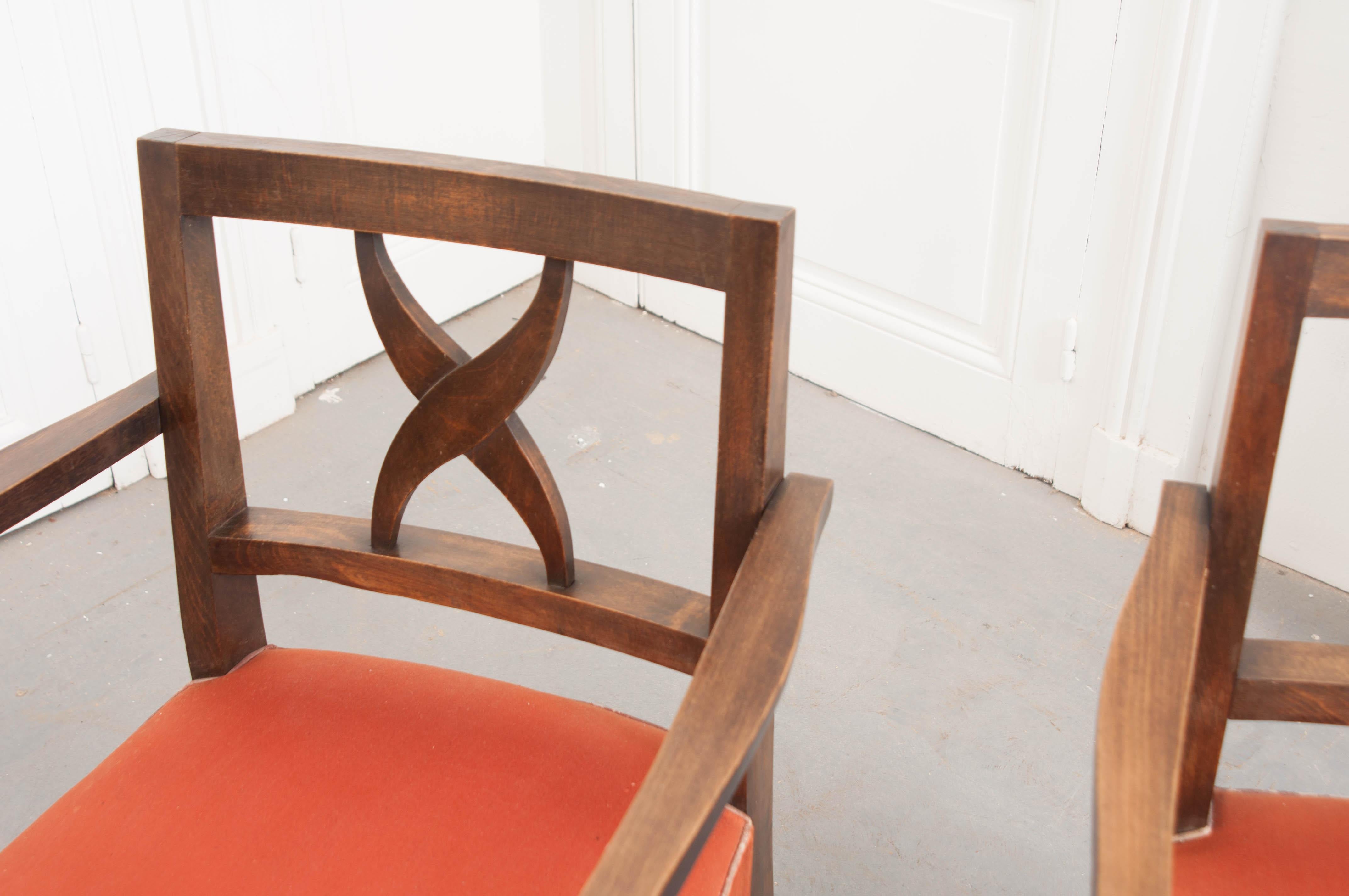 Satz von vier französischen Sesseln aus Nussbaumholz aus der Mitte des Jahrhunderts im Zustand „Gut“ im Angebot in Baton Rouge, LA