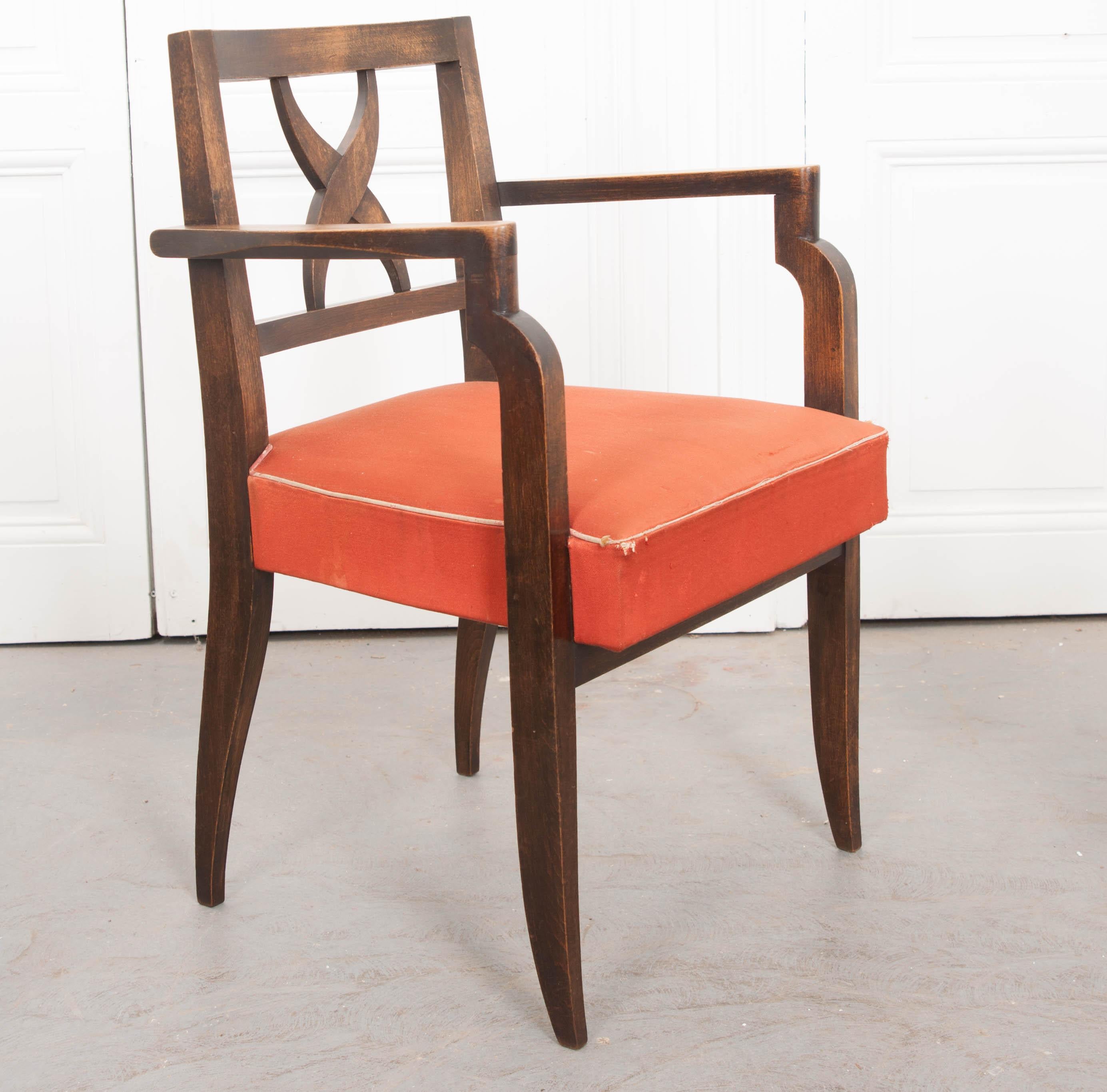 Satz von vier französischen Sesseln aus Nussbaumholz aus der Mitte des Jahrhunderts (20. Jahrhundert) im Angebot