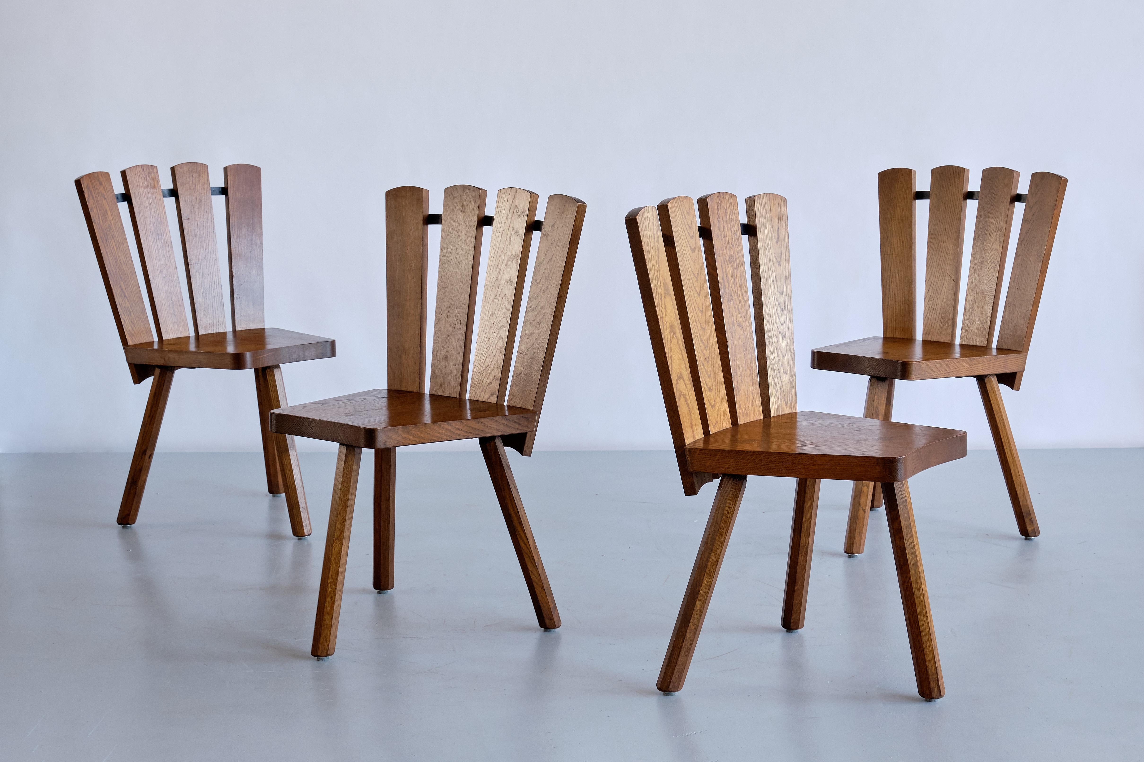 Set of Four French Modern Tripod Oak Dining Chairs with Fan Shaped Back, 1950s For Sale 10