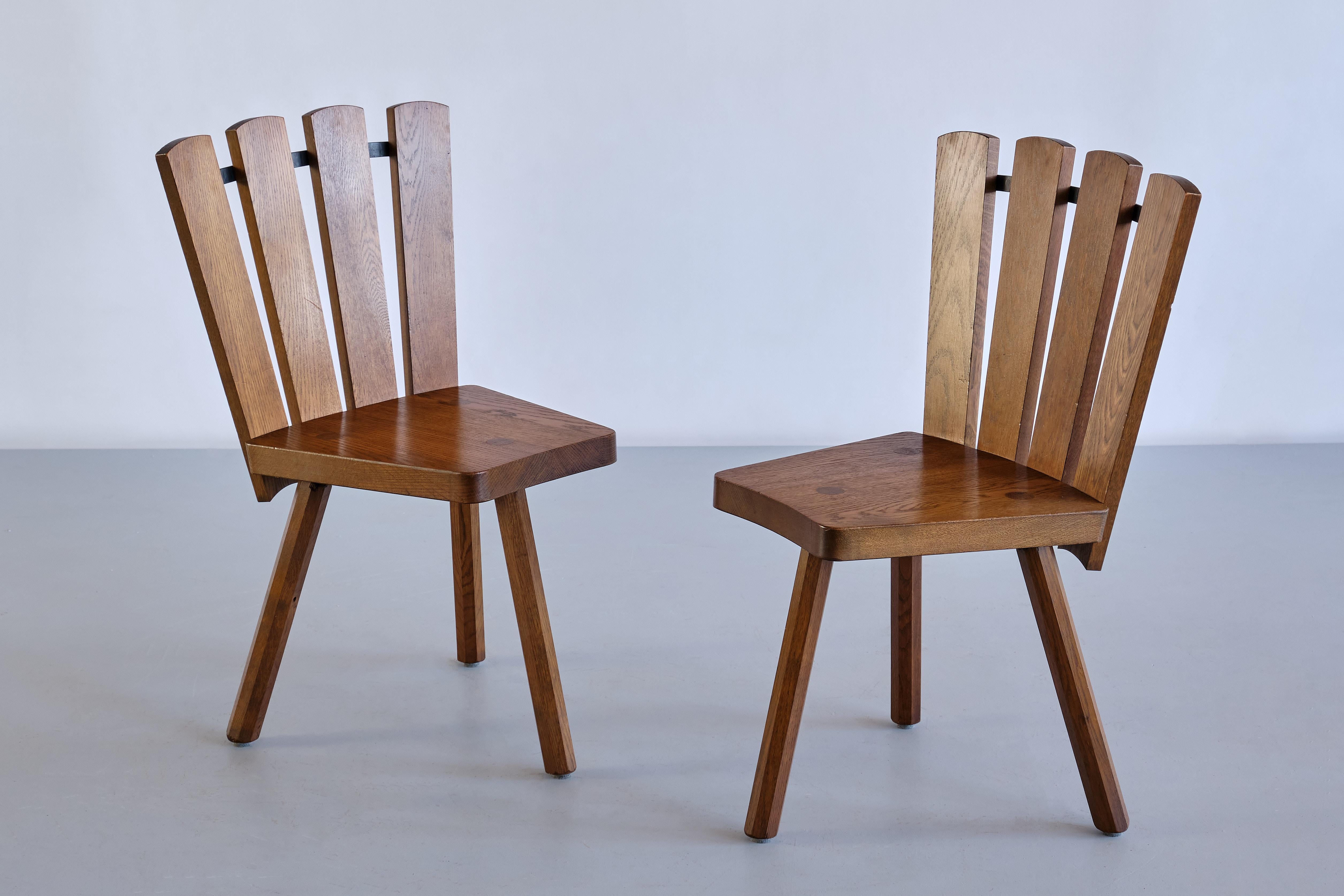 Set of Four French Modern Tripod Oak Dining Chairs with Fan Shaped Back, 1950s In Good Condition For Sale In The Hague, NL