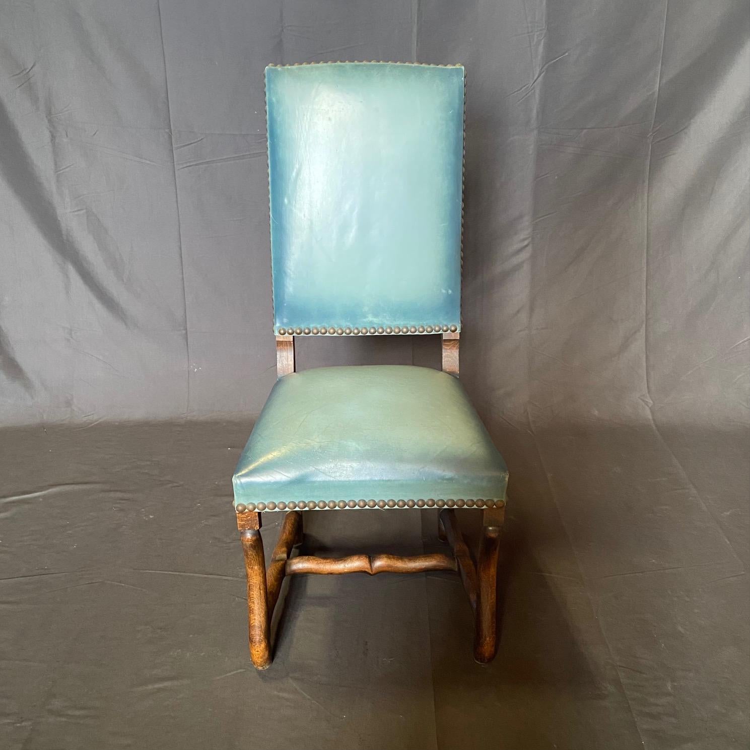 Graziose sedie da pranzo francesi vintage, acquistate a Parigi, in Francia, nello stile di Os de Mouton, che si traduce in corno di pecora. Bellissima pelle blu con finiture in ottone. 
#7359