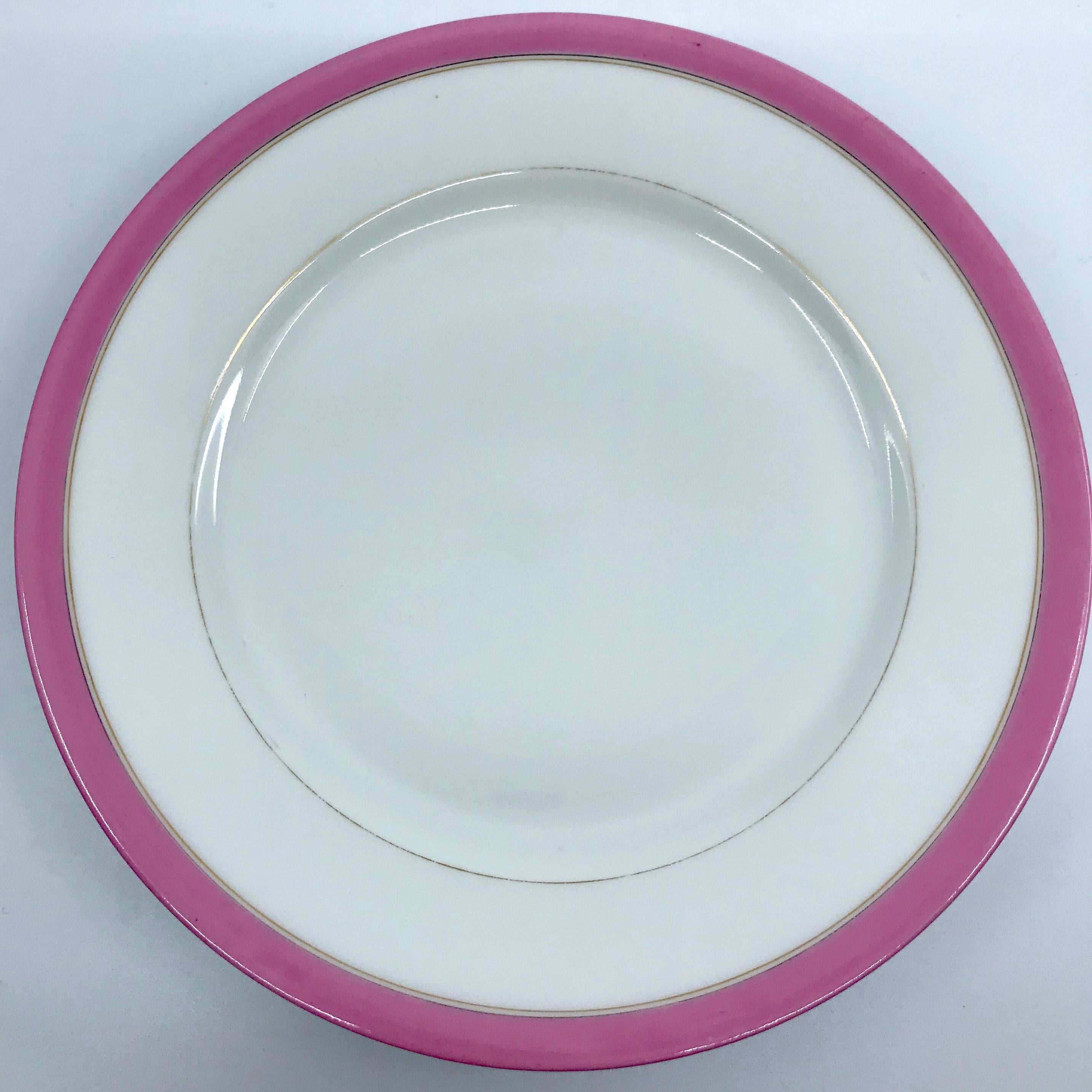 Ensemble de quatre assiettes françaises à bandeau rose et doré. Assiettes à dessert à fond blanc bordé d'une bande rose pâle et à bords dorés, France, début du XXe siècle.
Dimensions : 7.88