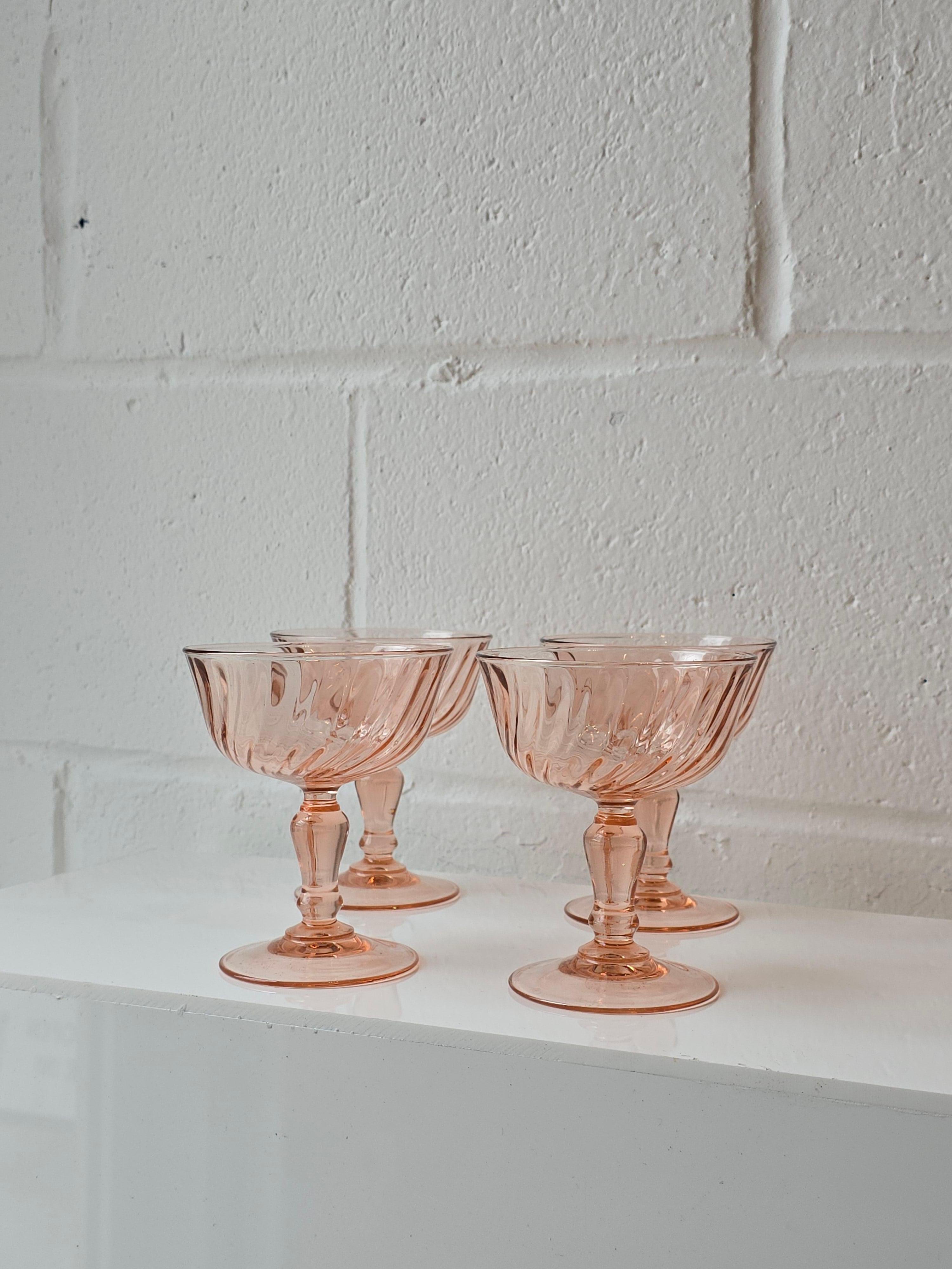 Juego de cuatro copas de cóctel o champán rosalinas. En la parte inferior llevan la marca Francia, atribuida a Arcoroc. Cada vaso tiene una técnica de remolino y una forma elegante. Este set es perfecto para ser anfitrión, para disfrutar de una copa