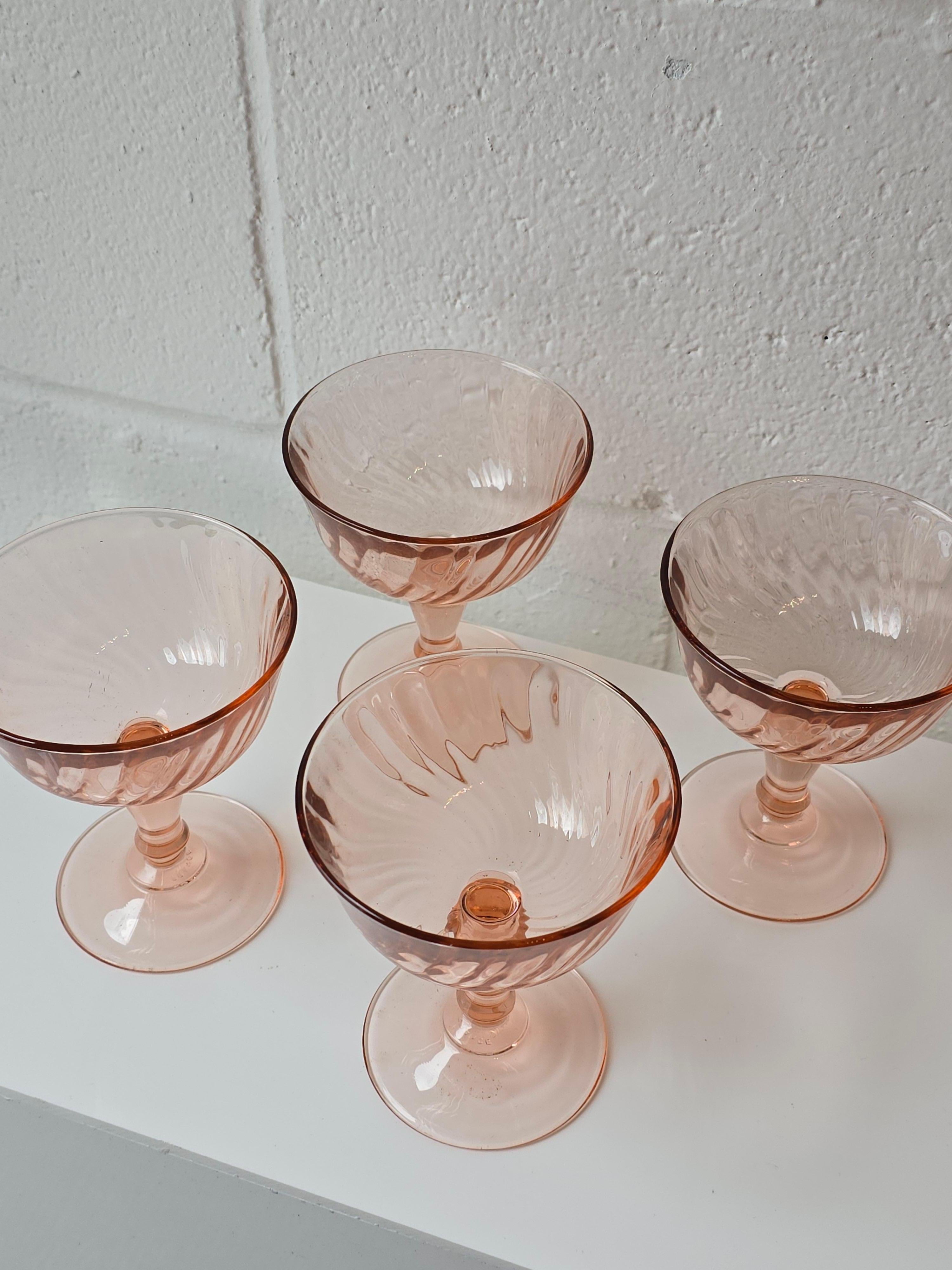 Juego de cuatro copas de cóctel de champán rosas francesas Rosaline mediados del siglo XX en venta