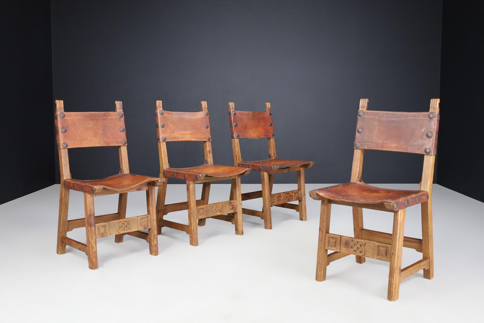 Juego de cuatro sillas de comedor provinciales francesas de cuero de pino, Francia, años 50

Este encantador conjunto de cuatro sillas de comedor provincianas francesas, fabricadas en Francia en la década de 1950, capta maravillosamente el espíritu