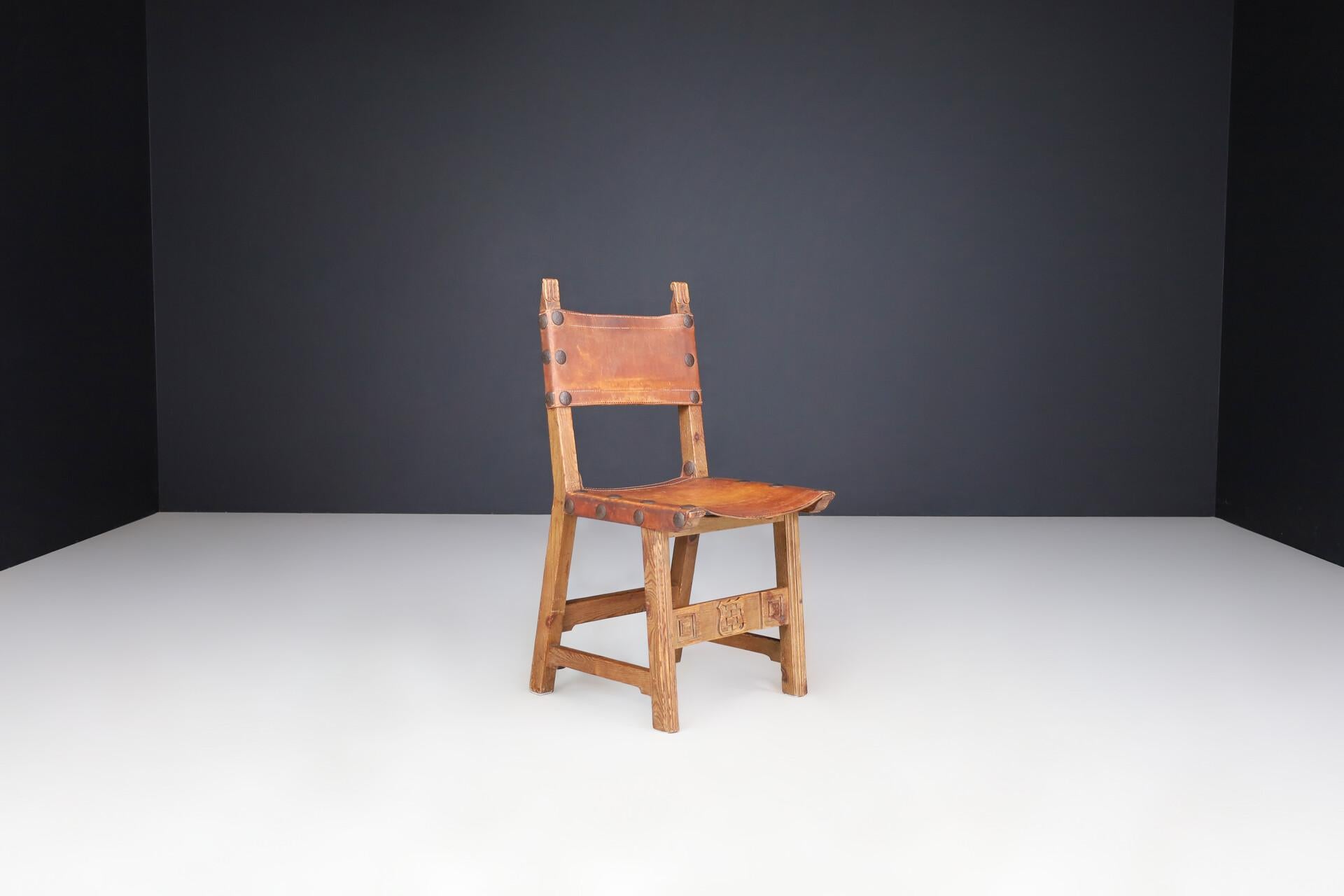 Juego de cuatro sillas de comedor provinciales francesas de cuero de pino, Francia, 1950 Francés en venta