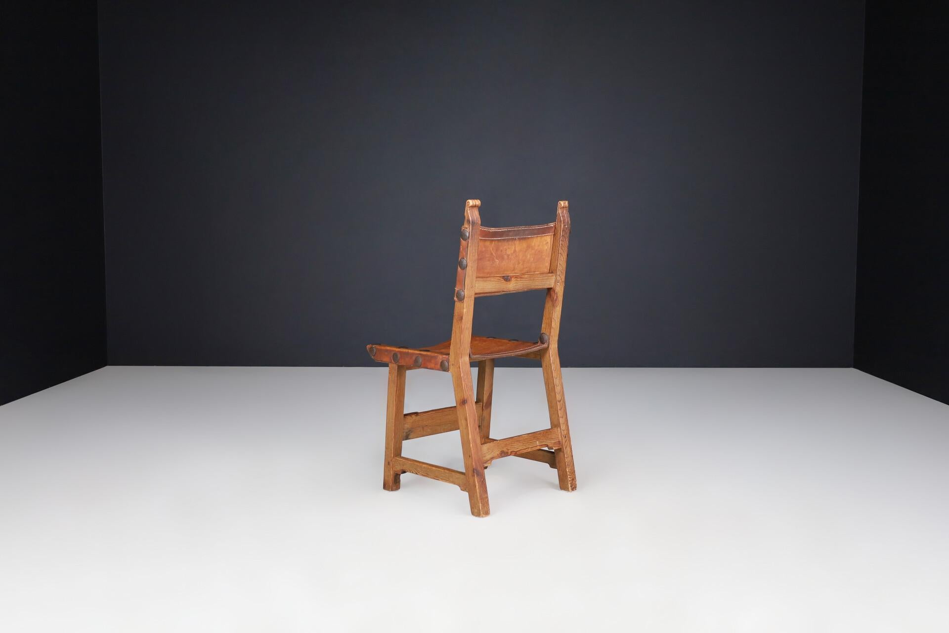 Juego de cuatro sillas de comedor provinciales francesas de cuero de pino, Francia, 1950 en Bueno estado para la venta en Almelo, NL