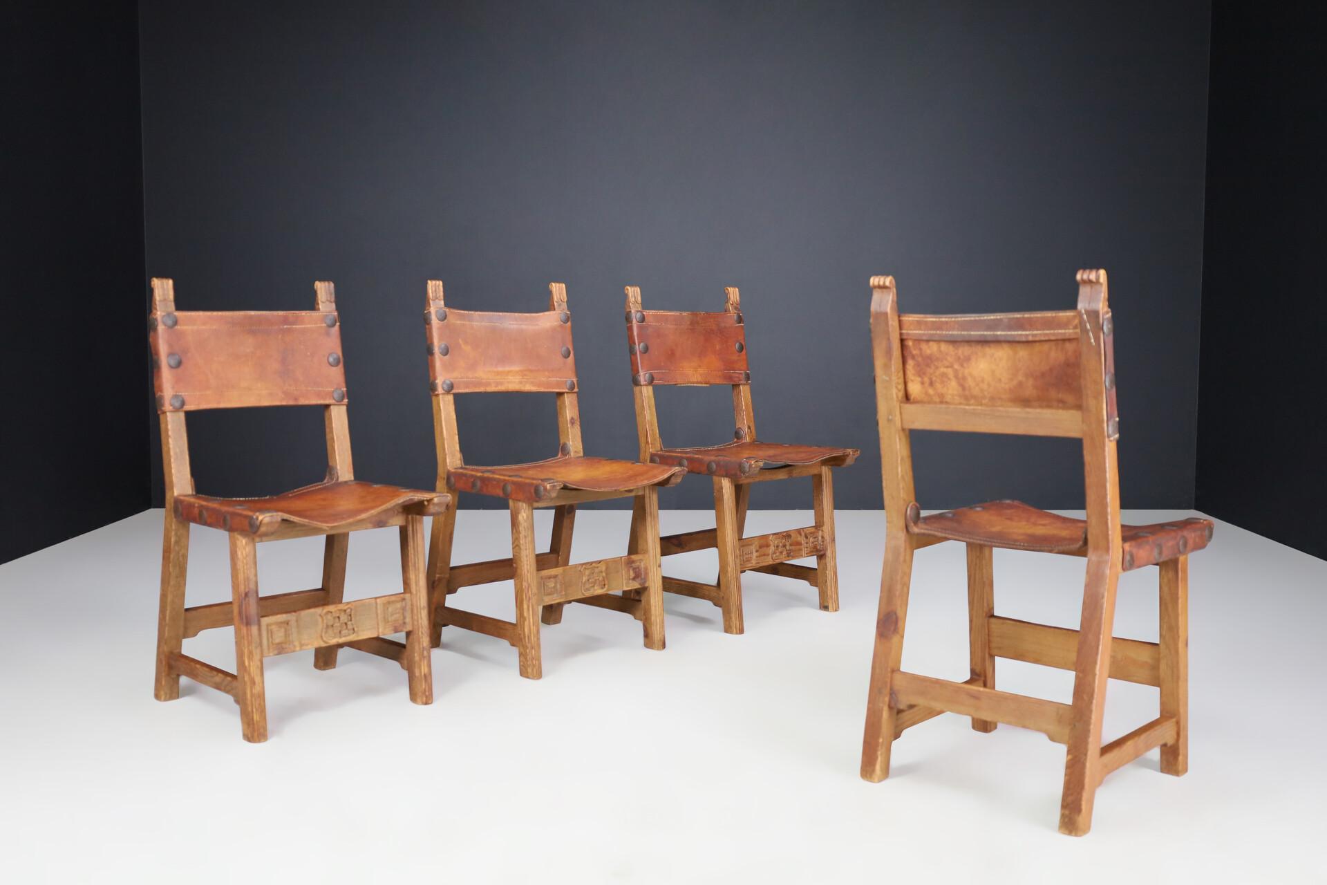 Juego de cuatro sillas de comedor provinciales francesas de cuero de pino, Francia, 1950 en venta 1