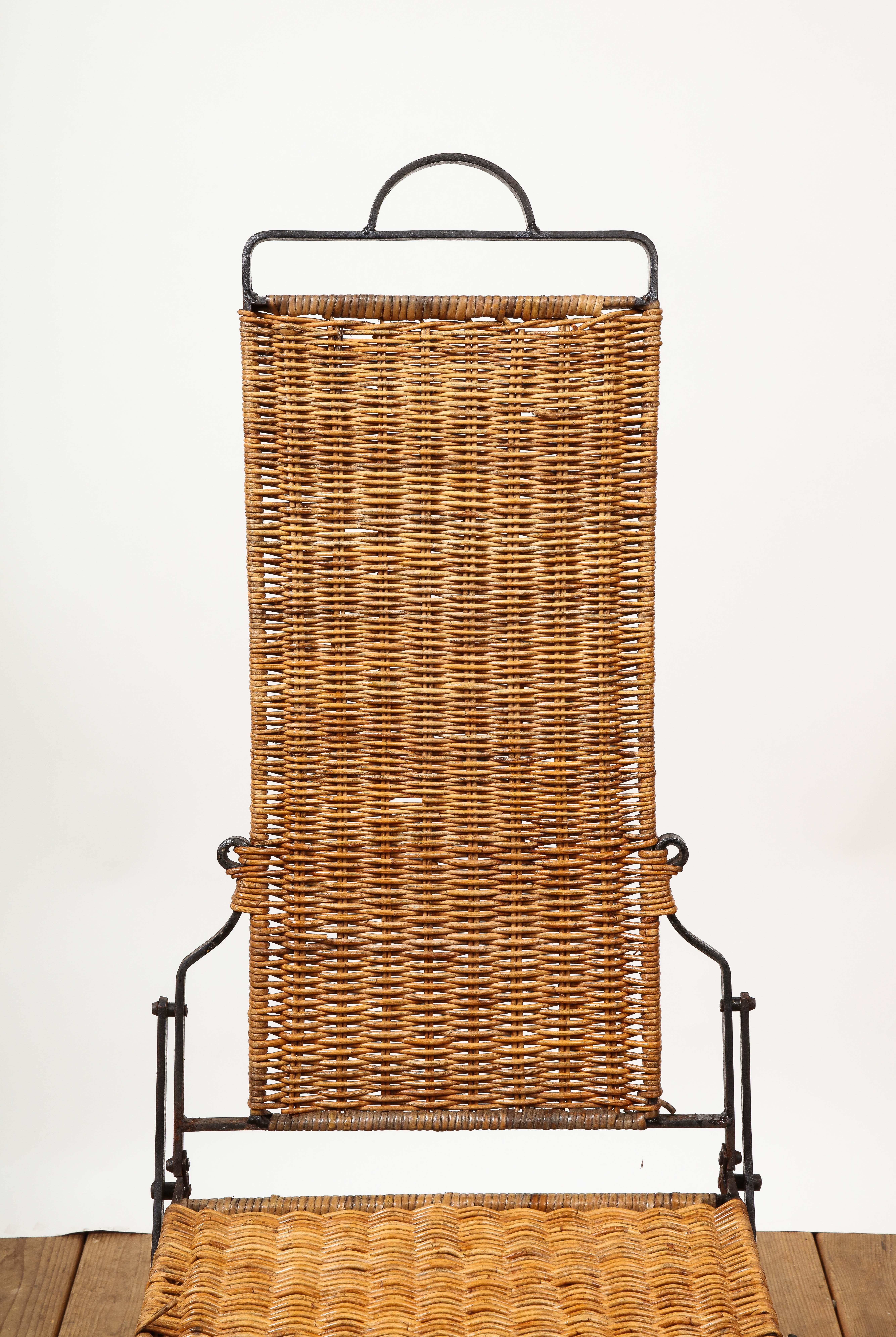 Ensemble de quatre chaises pliantes de style provincial français en osier et fer  en vente 5