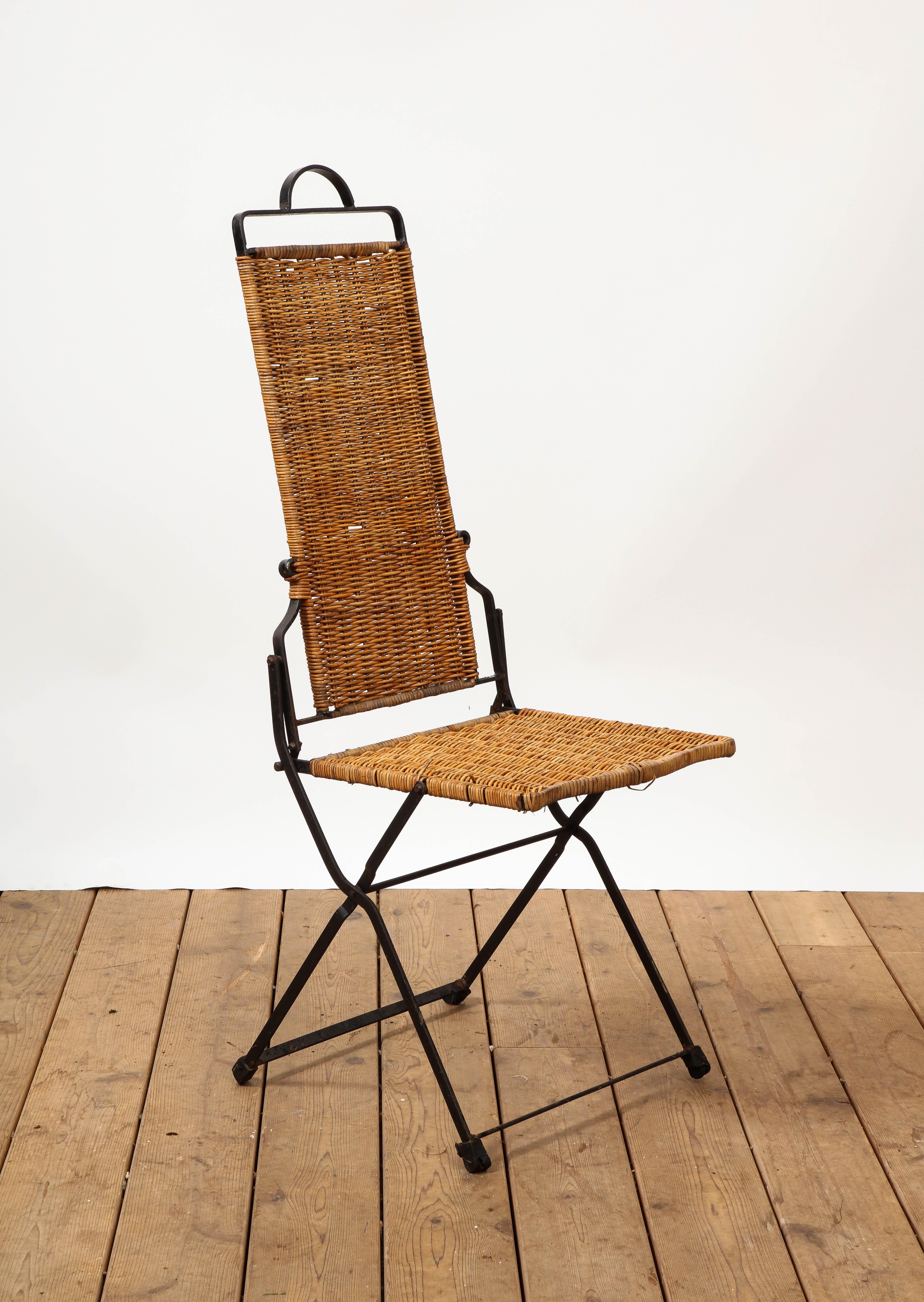 20ième siècle Ensemble de quatre chaises pliantes de style provincial français en osier et fer  en vente