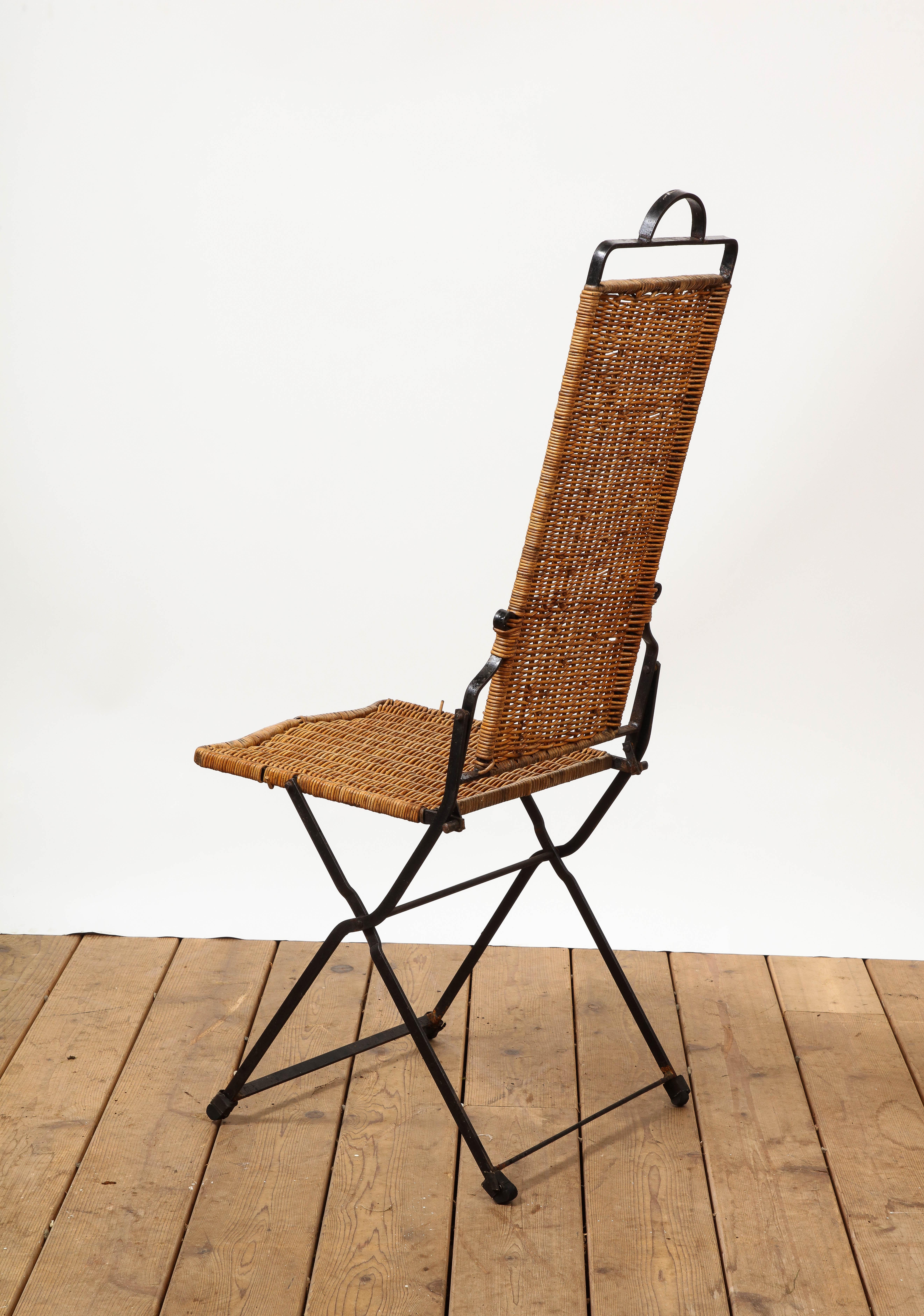 Ensemble de quatre chaises pliantes de style provincial français en osier et fer  en vente 1