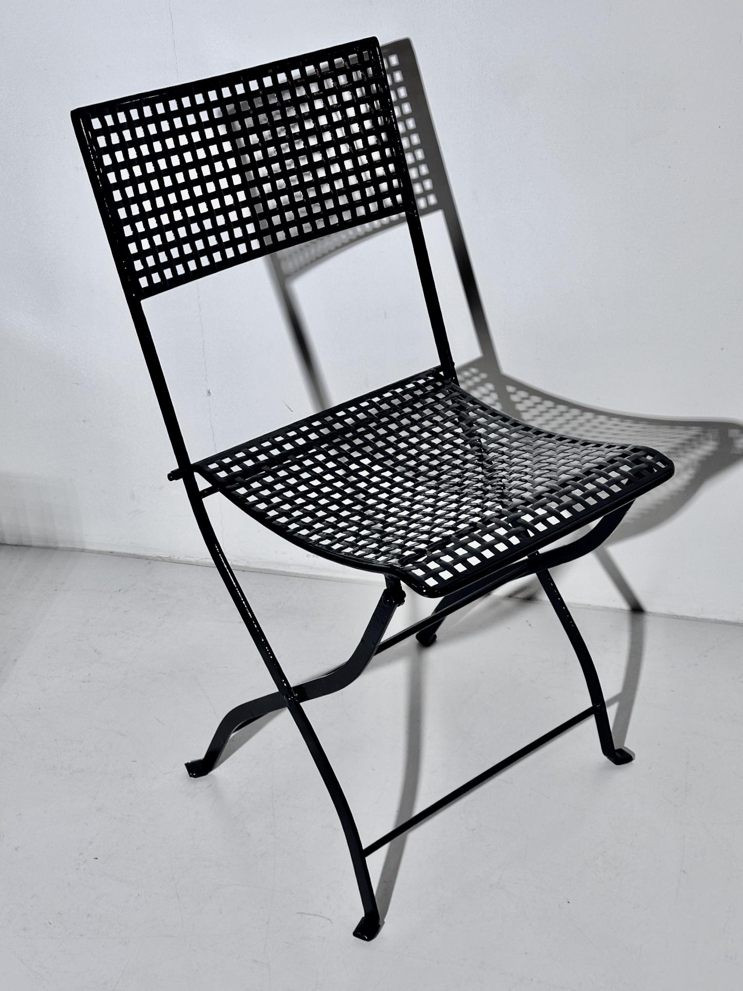 Satz mit 4 gewebten, schwarz emaillierten Eisen im französischen Stil  Klappbare Bistro-Stühle, um 1930  im Angebot 2