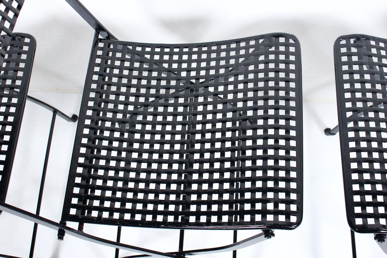 Satz mit 4 gewebten, schwarz emaillierten Eisen im französischen Stil  Klappbare Bistro-Stühle, um 1930  im Angebot 5