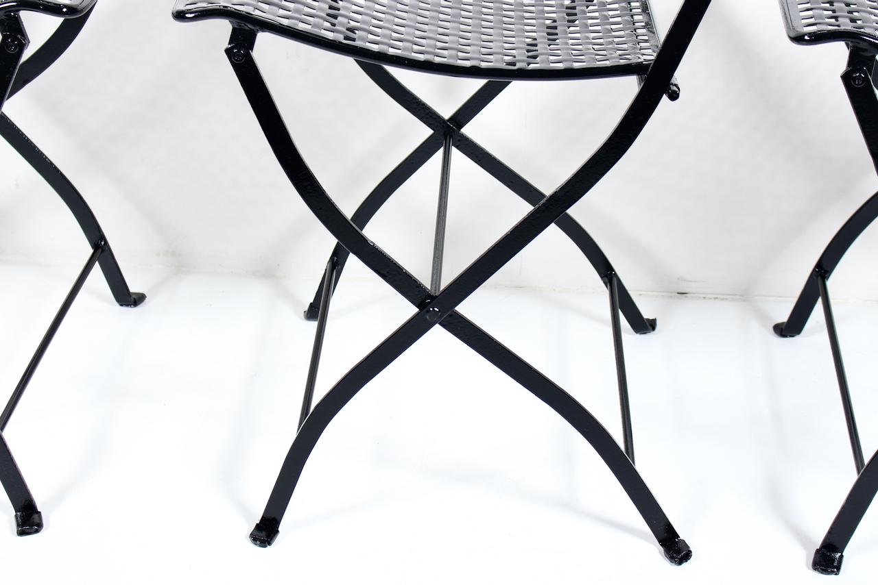 Satz mit 4 gewebten, schwarz emaillierten Eisen im französischen Stil  Klappbare Bistro-Stühle, um 1930  im Angebot 9