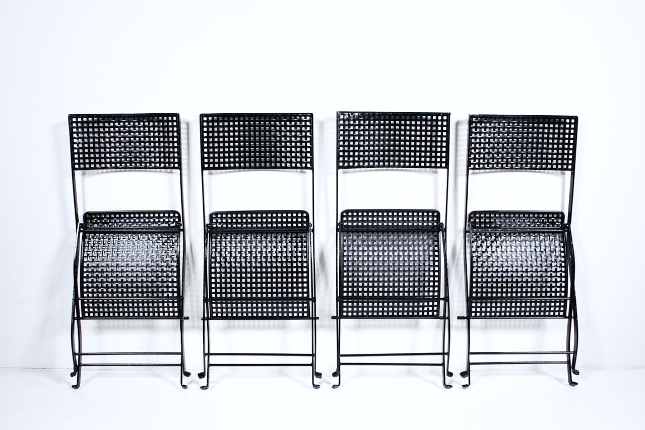 Satz mit 4 gewebten, schwarz emaillierten Eisen im französischen Stil  Klappbare Bistro-Stühle, um 1930  (amerikanisch) im Angebot