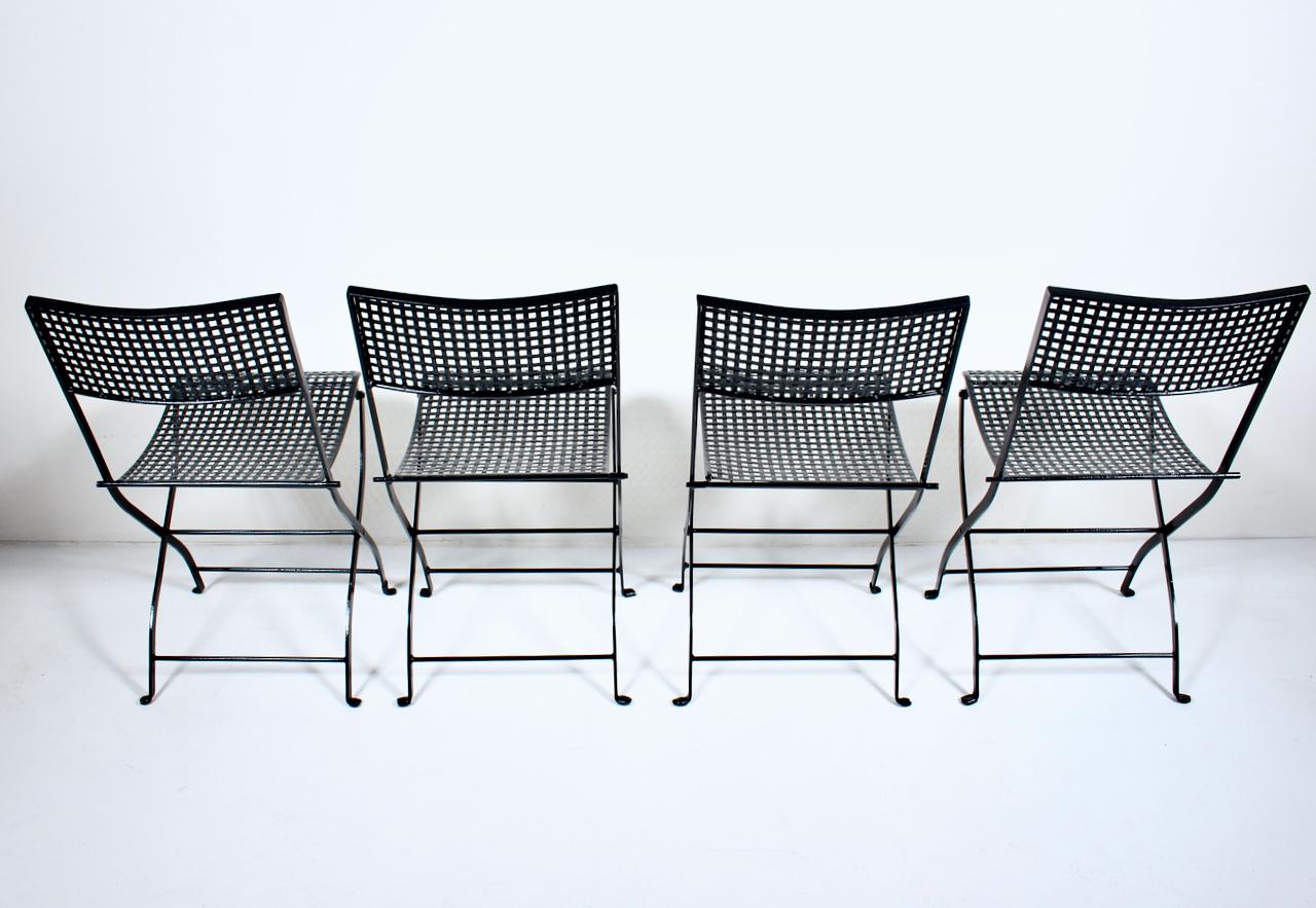 Satz mit 4 gewebten, schwarz emaillierten Eisen im französischen Stil  Klappbare Bistro-Stühle, um 1930  im Zustand „Gut“ im Angebot in Bainbridge, NY