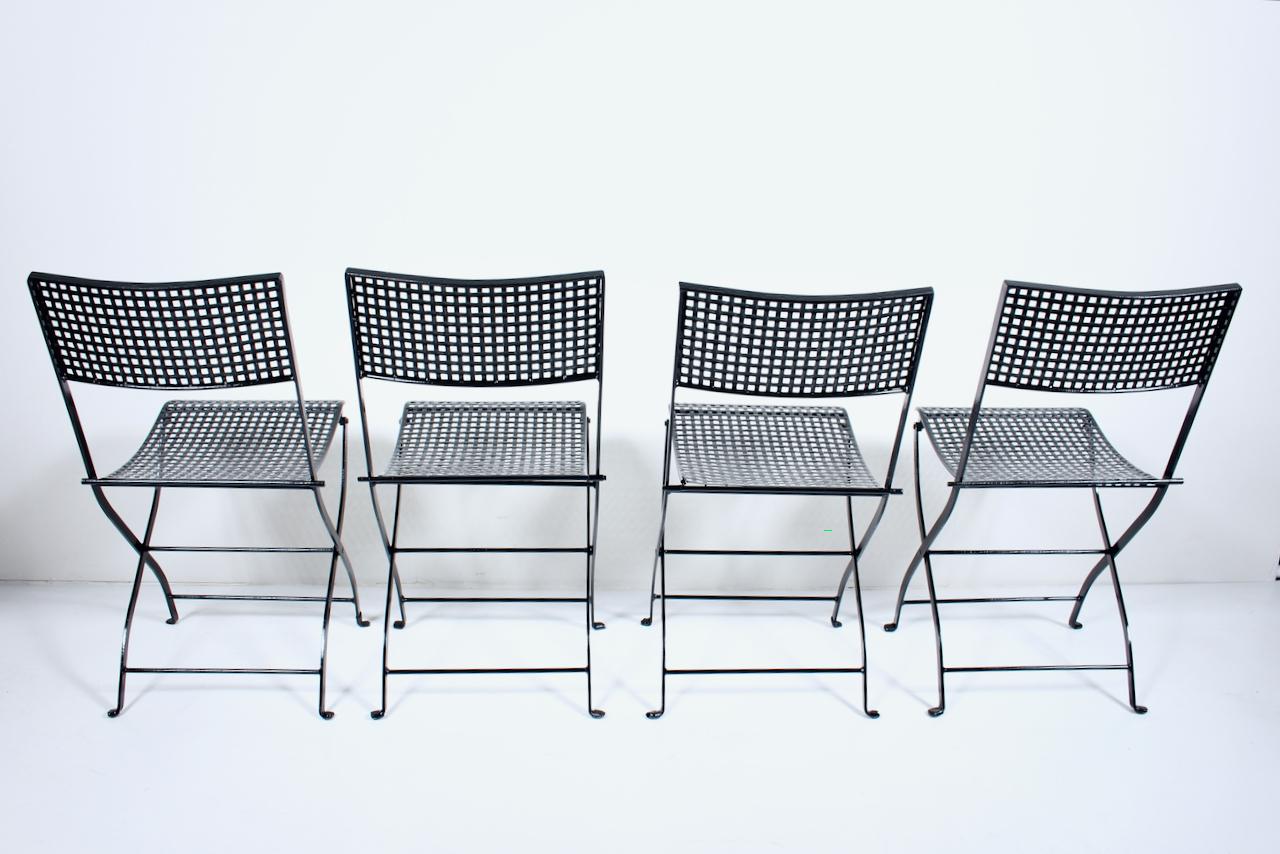 Satz mit 4 gewebten, schwarz emaillierten Eisen im französischen Stil  Klappbare Bistro-Stühle, um 1930  (Mitte des 20. Jahrhunderts) im Angebot