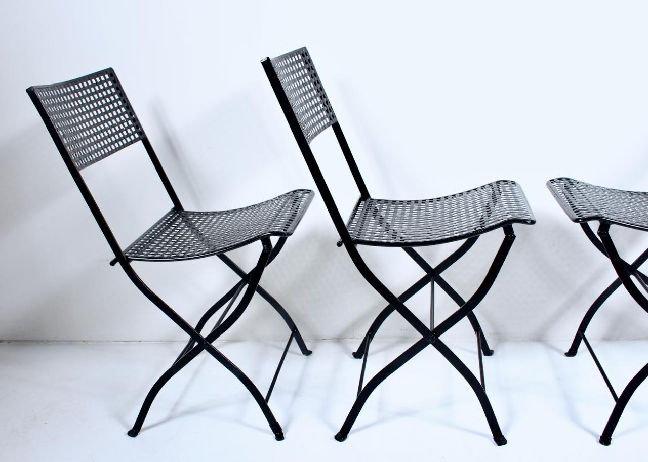 Satz mit 4 gewebten, schwarz emaillierten Eisen im französischen Stil  Klappbare Bistro-Stühle, um 1930  (Schmiedeeisen) im Angebot