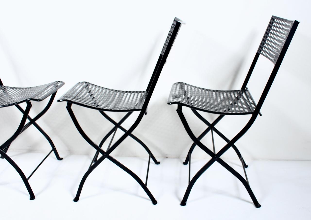 Satz mit 4 gewebten, schwarz emaillierten Eisen im französischen Stil  Klappbare Bistro-Stühle, um 1930  im Angebot 1