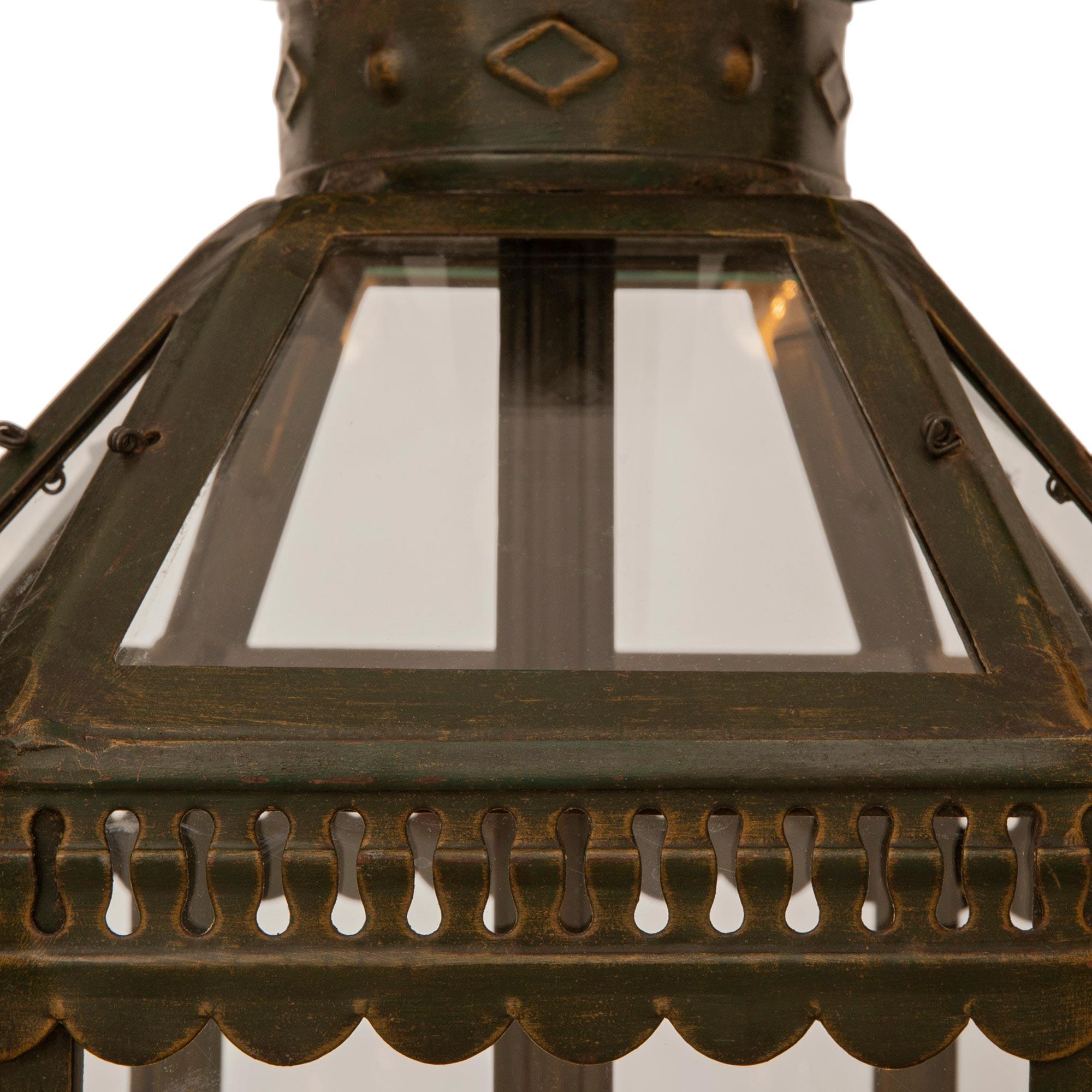20ième siècle Ensemble de quatre lanternes en fer forgé de style Louis XVI du début du siècle en vente