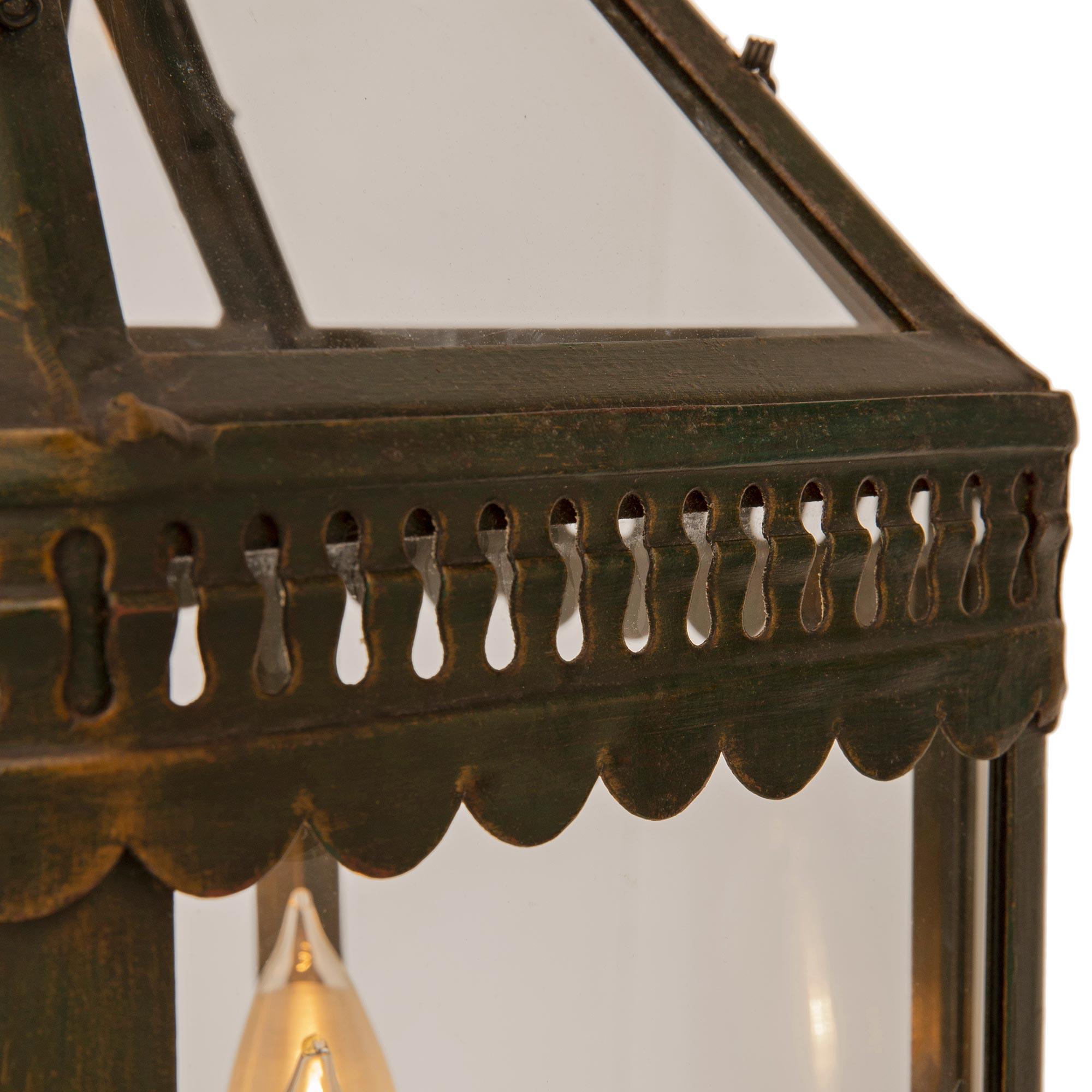 Verre Ensemble de quatre lanternes en fer forgé de style Louis XVI du début du siècle en vente